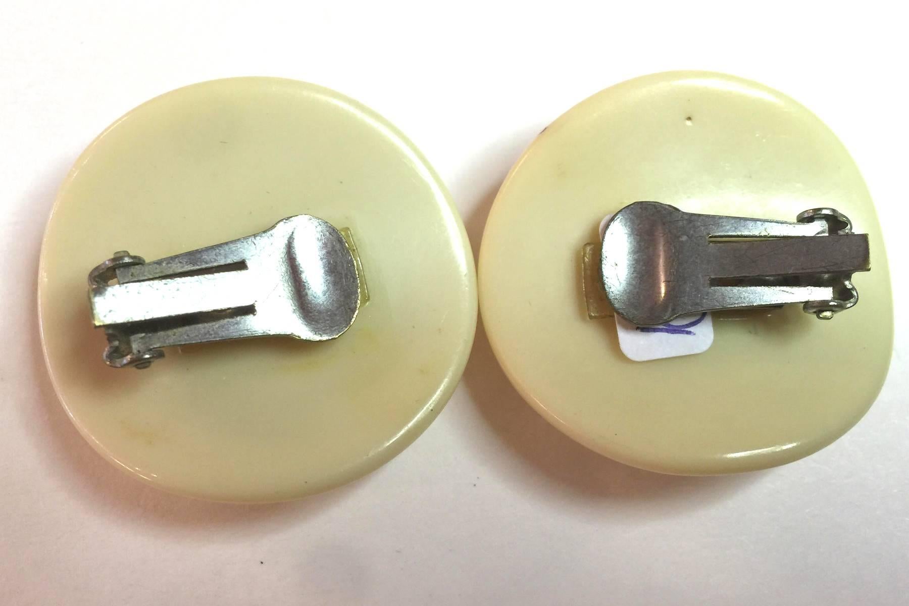1940s Thermoset Plastic Ivory Toned Clip Earrings Frost Yellow White Diamantes In Excellent Condition In Palm Springs, CA