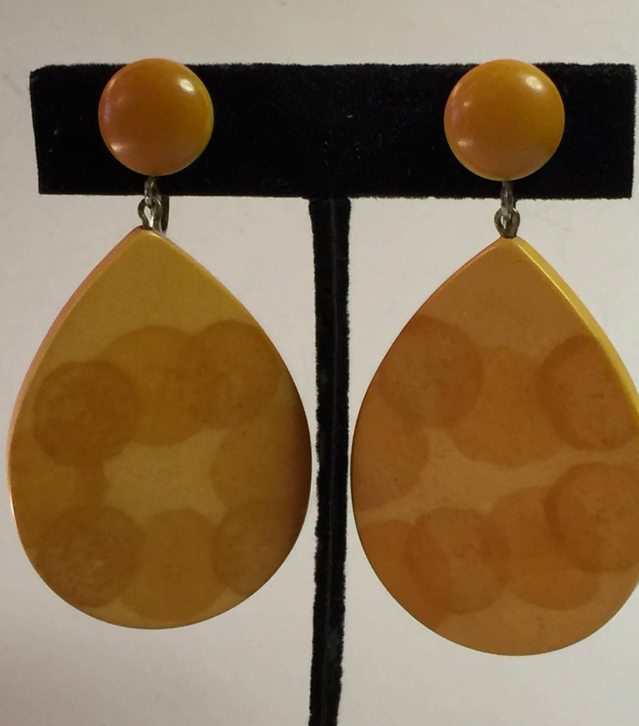 1930s Bakelite Teardrop Large Drop Clip On Earrings Airbrush Moderne Design In Excellent Condition For Sale In Palm Springs, CA