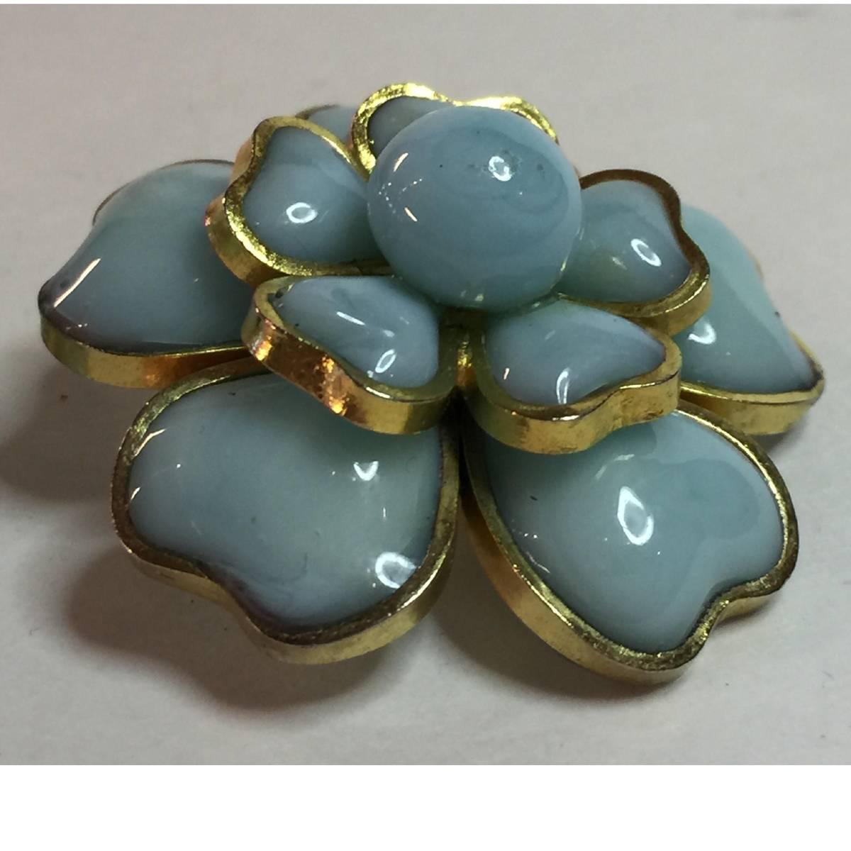 1960s Gripoix French Pale Blue Poured Glass Clip On Earrings In Excellent Condition For Sale In Palm Springs, CA
