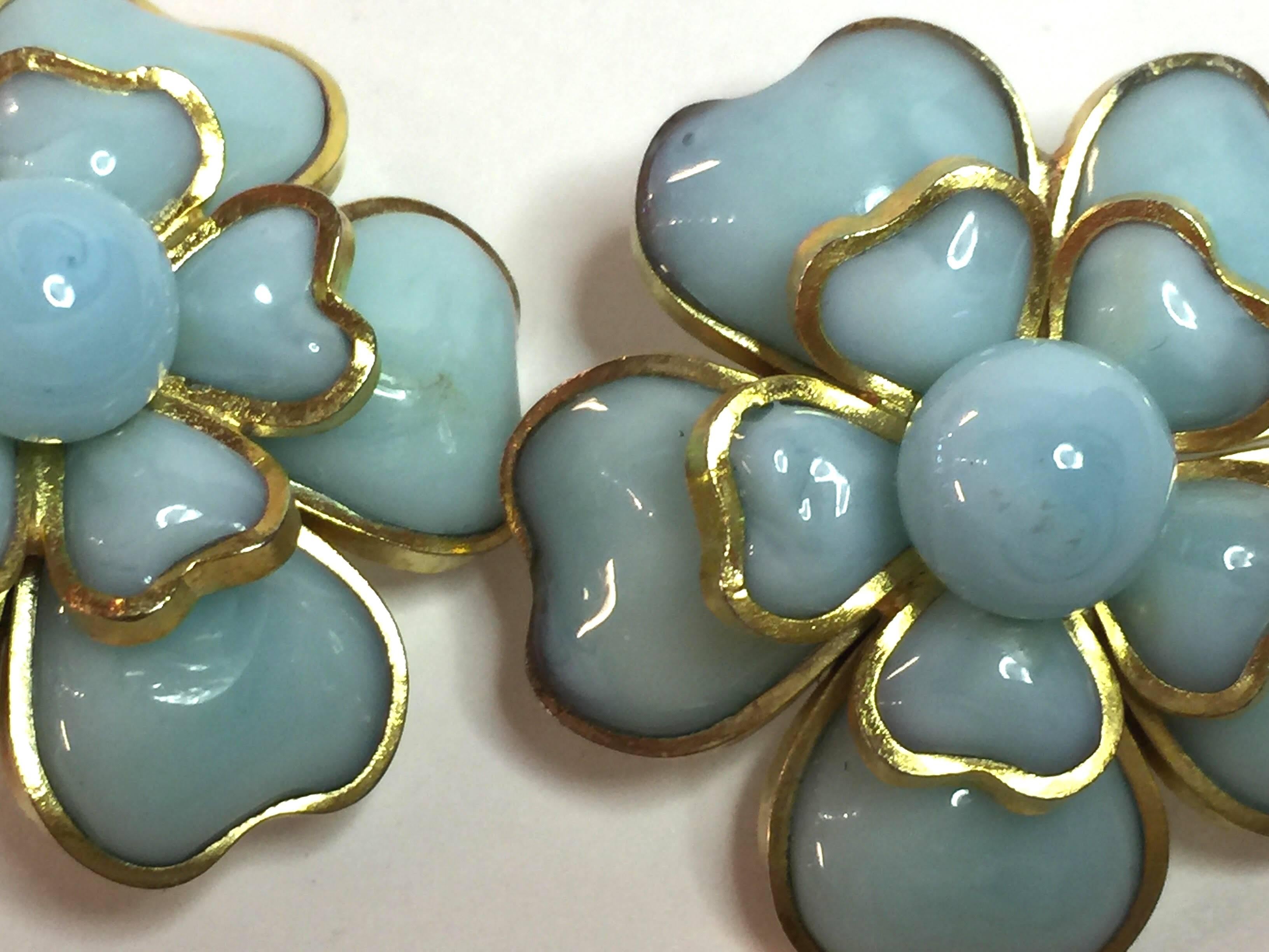 1960s Gripoix French Pale Blue Poured Glass Clip On Earrings For Sale 2