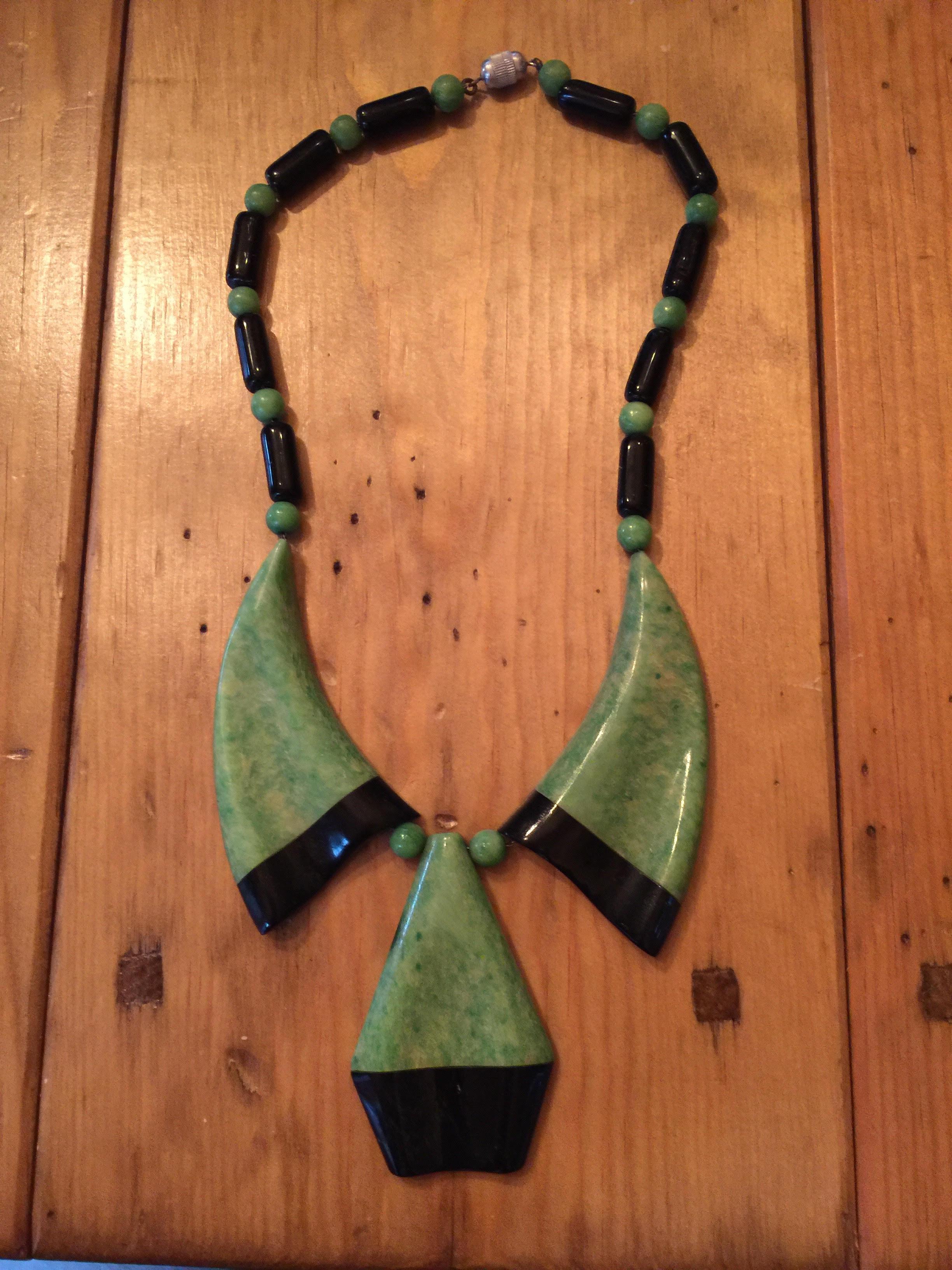 Green and Black Galalith and Faux Shagreen European Art Deco 1930s Necklace 2