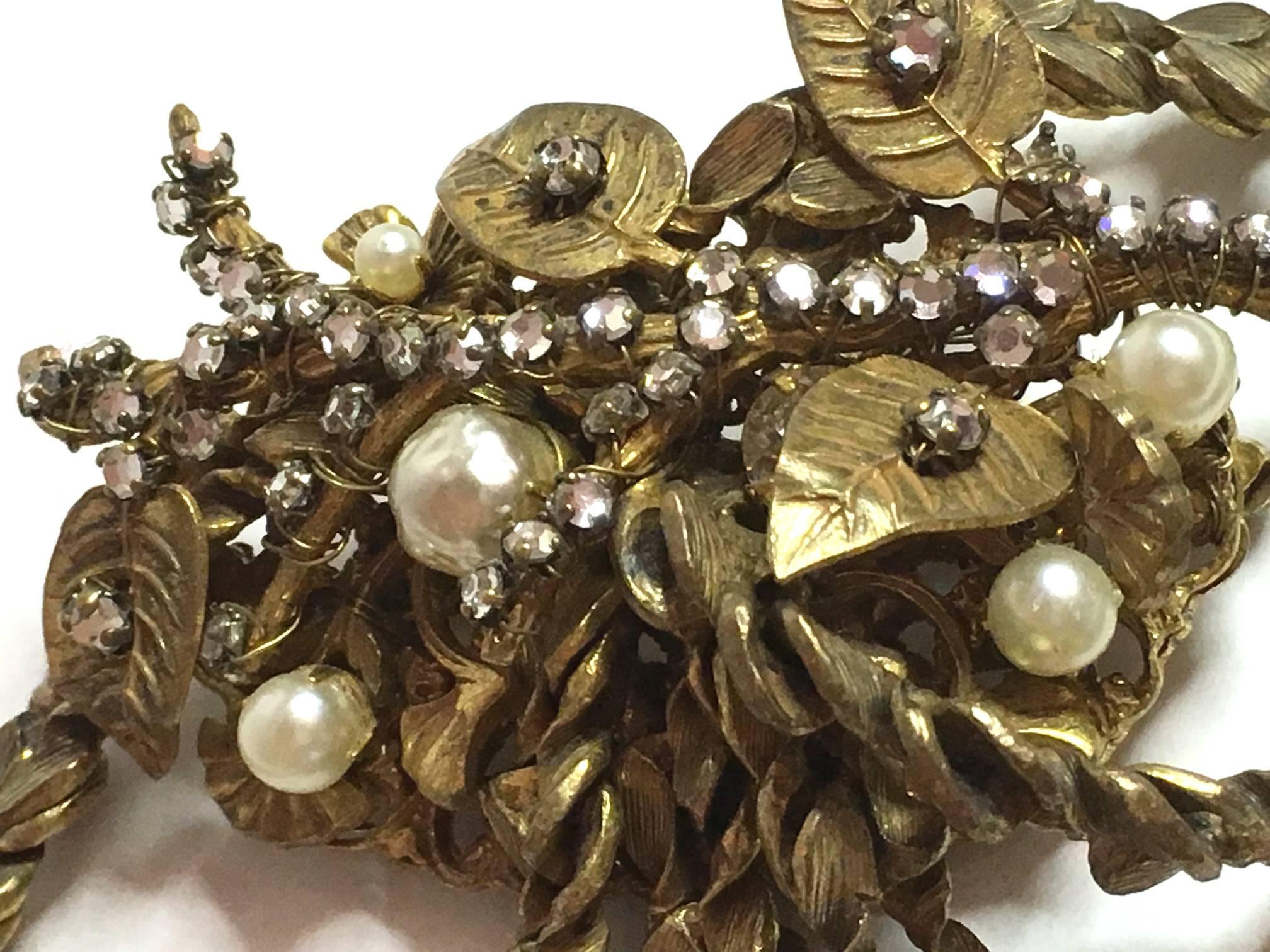 MIRIAM HASKELL Goldtone Montee and Baroque Pearl Bow Brooch In Excellent Condition For Sale In Palm Springs, CA