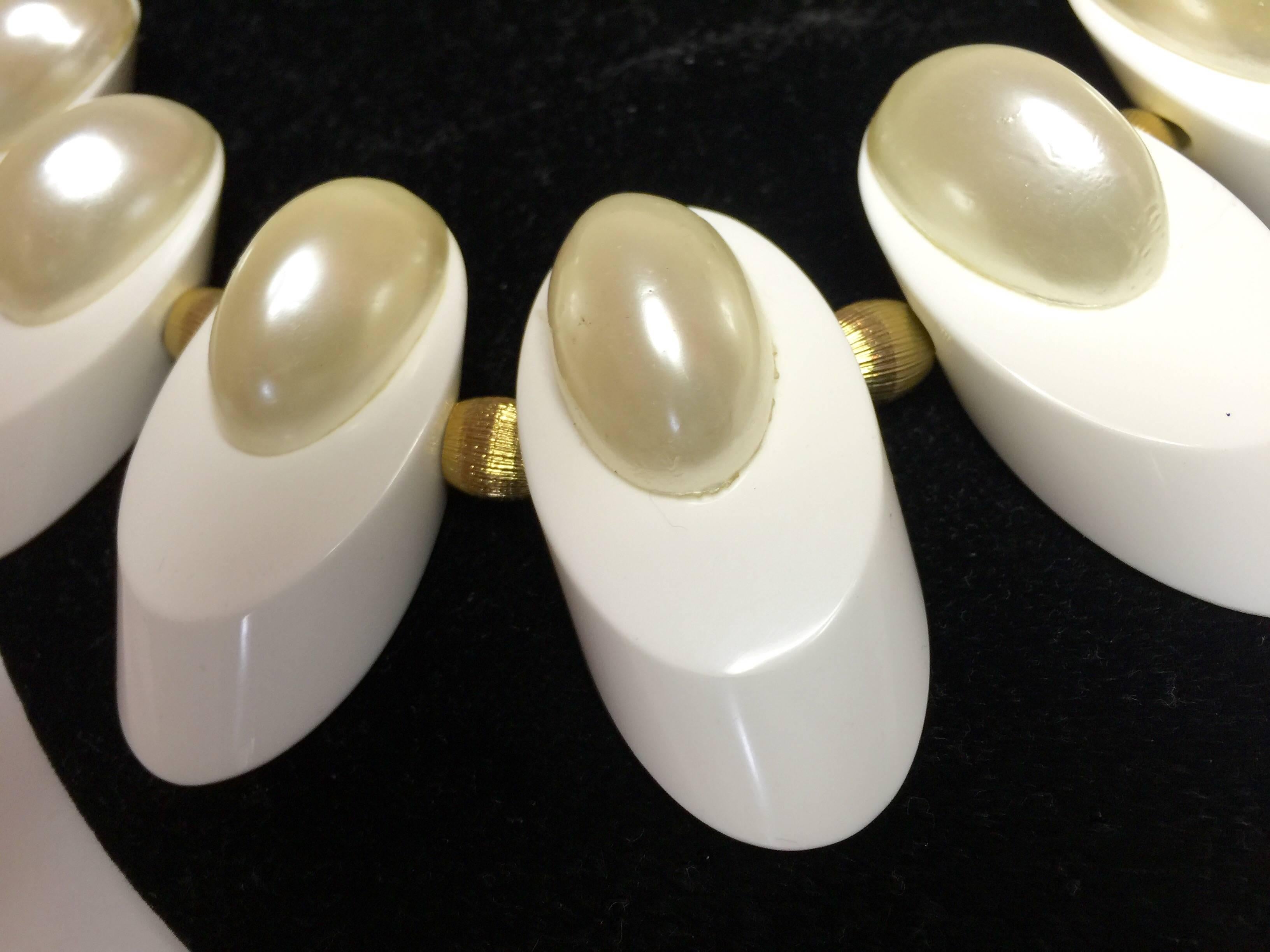 1980's JUDITH HENDLER Acri Gems White Acrylic and Pearl Necklace In Excellent Condition For Sale In Palm Springs, CA