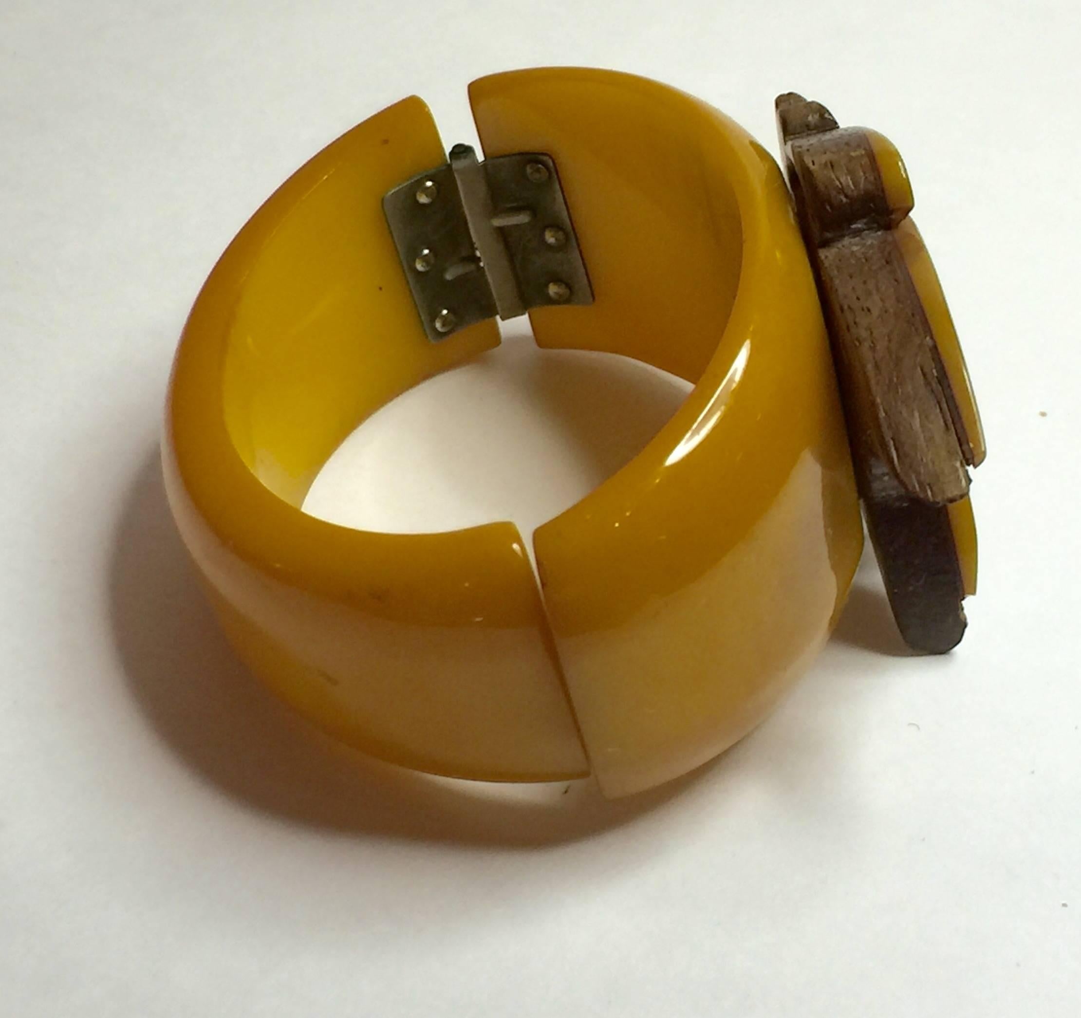 Women's 1930's Butterscotch Bakelite and Wood Figural Butterfly Hinged Bracelet For Sale