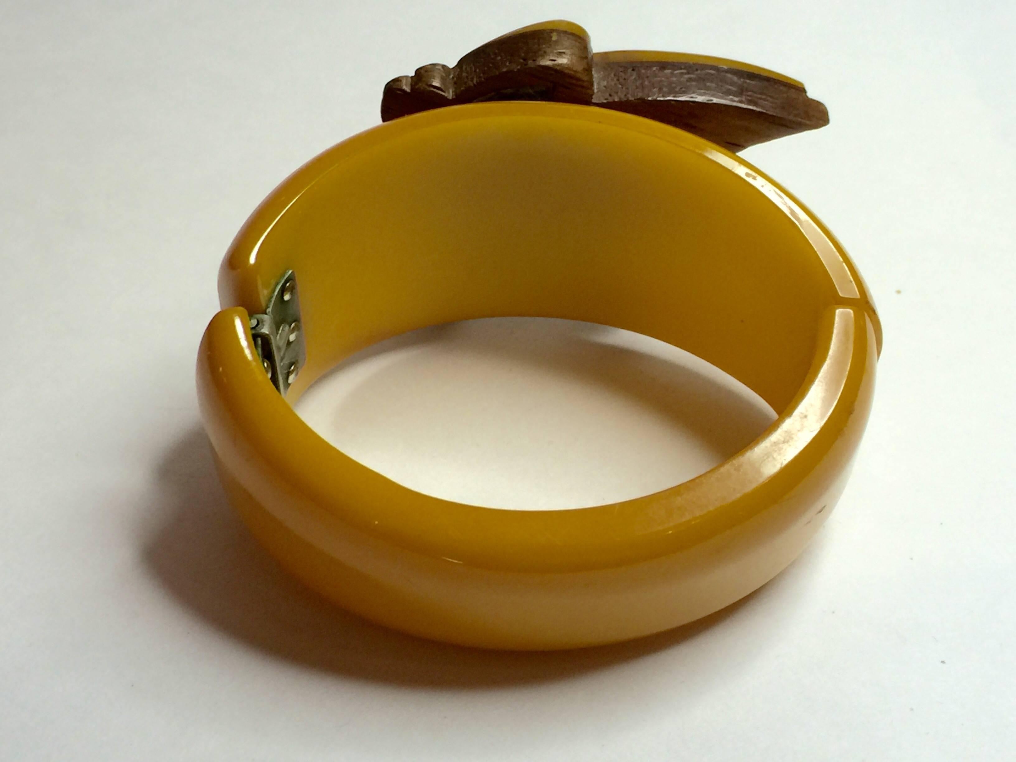 1930's Butterscotch Bakelite and Wood Figural Butterfly Hinged Bracelet For Sale 1