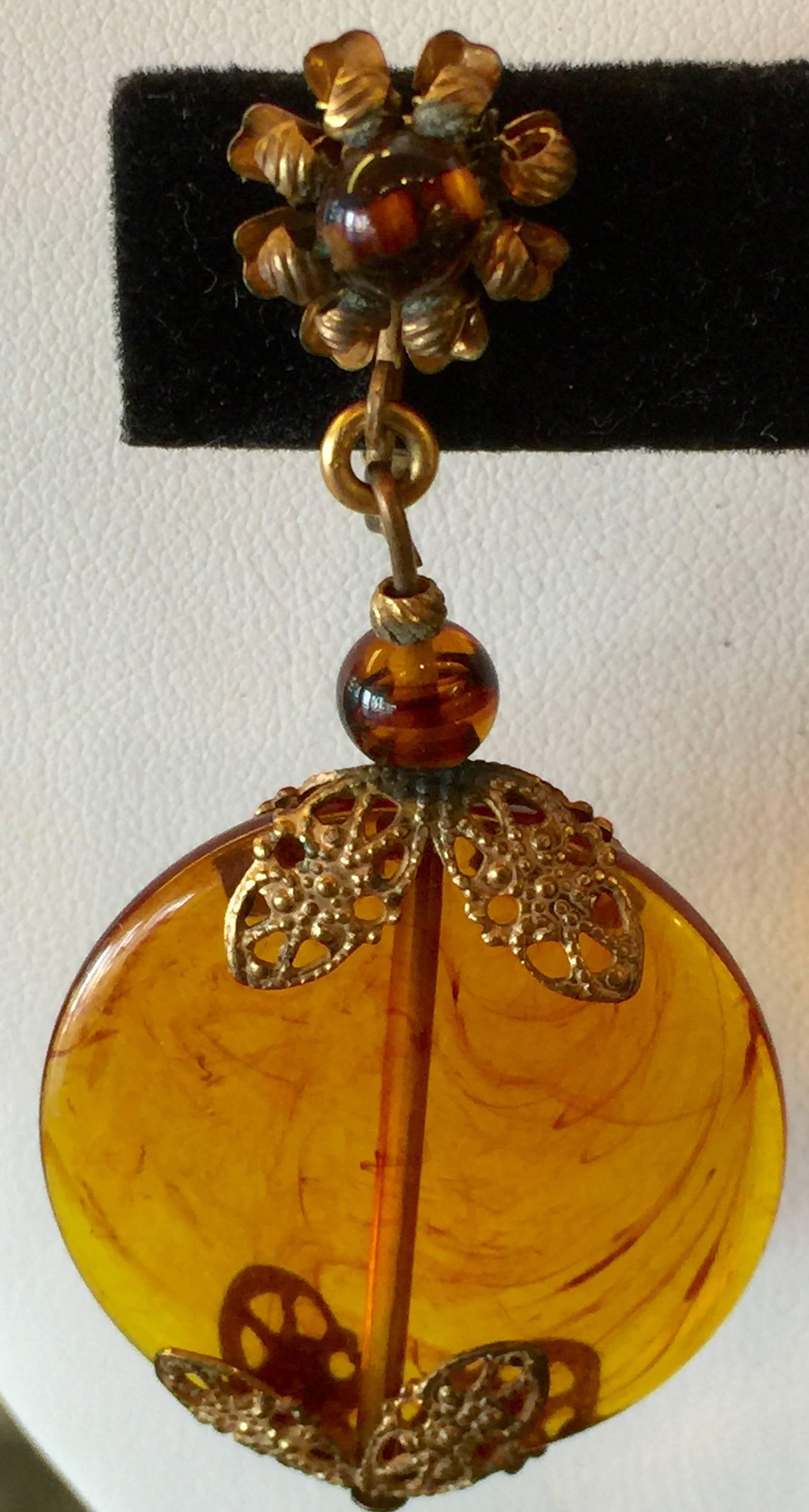 1960s MIRIAM HASKELL Mottled Amber Glass Disc Drop Earrings Goldtone Filigree In Excellent Condition In Palm Springs, CA