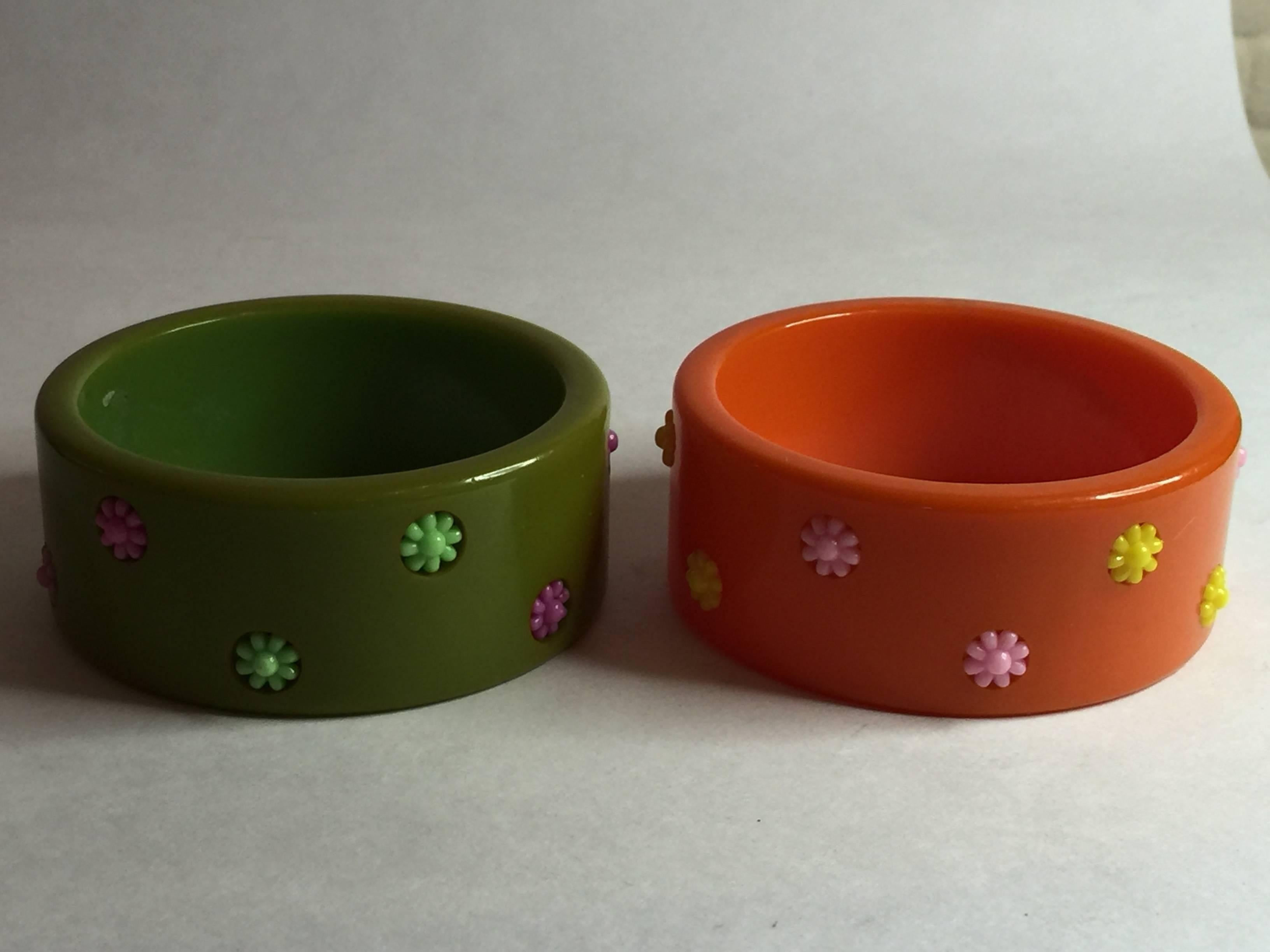 1940s Art Deco  Geometric Dotted Inlaid  Bakelite bangle  Pair (2)  Orange/Green In Excellent Condition For Sale In Palm Springs, CA