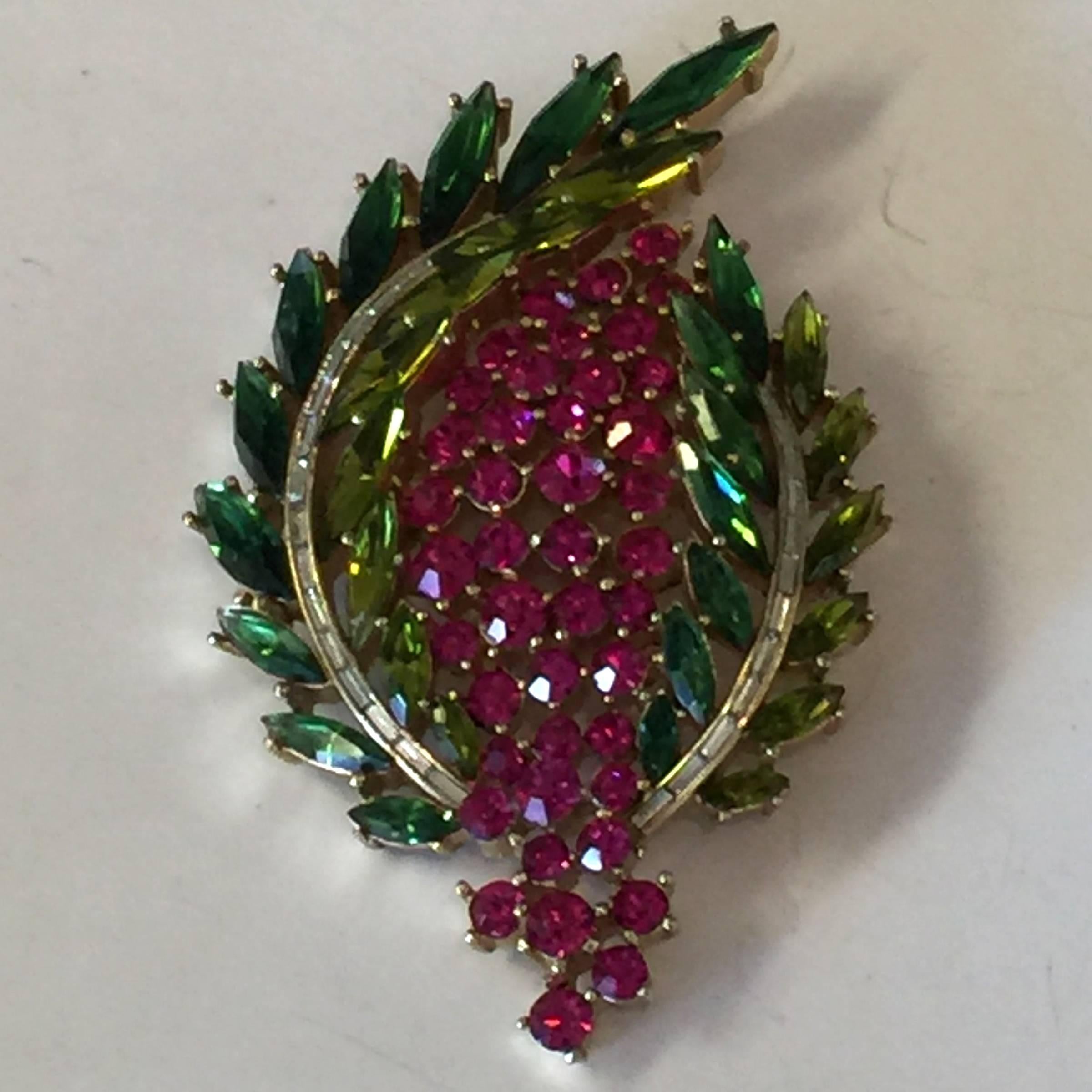 1950s Magnificent TRIFARI Laurel Wreath Shaped Brooch Pin In Excellent Condition For Sale In Palm Springs, CA