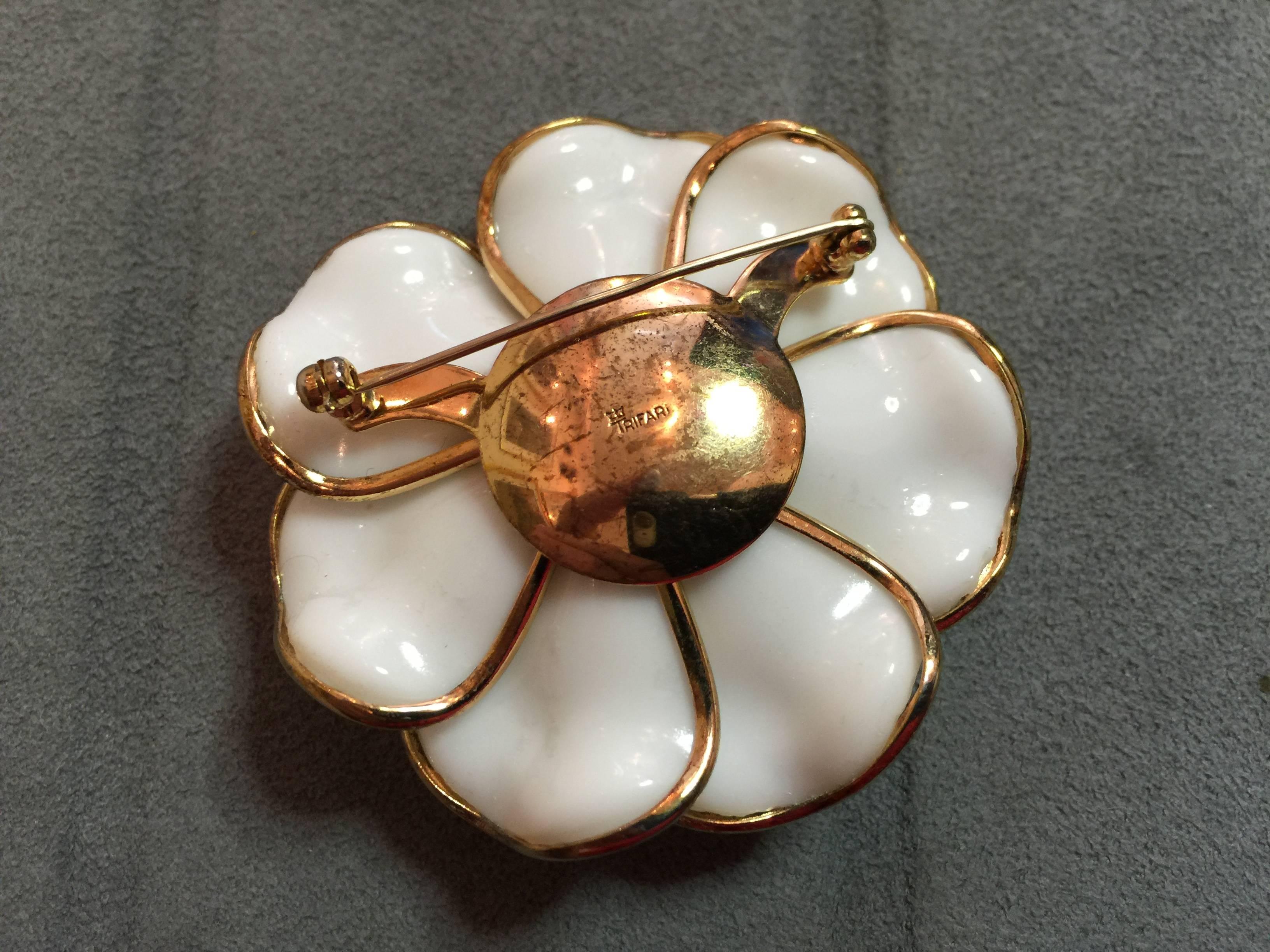 1950s TRIFARI Poured Milk Glass Bezel Set Circular Petalled Flower Pin Brooch For Sale 1
