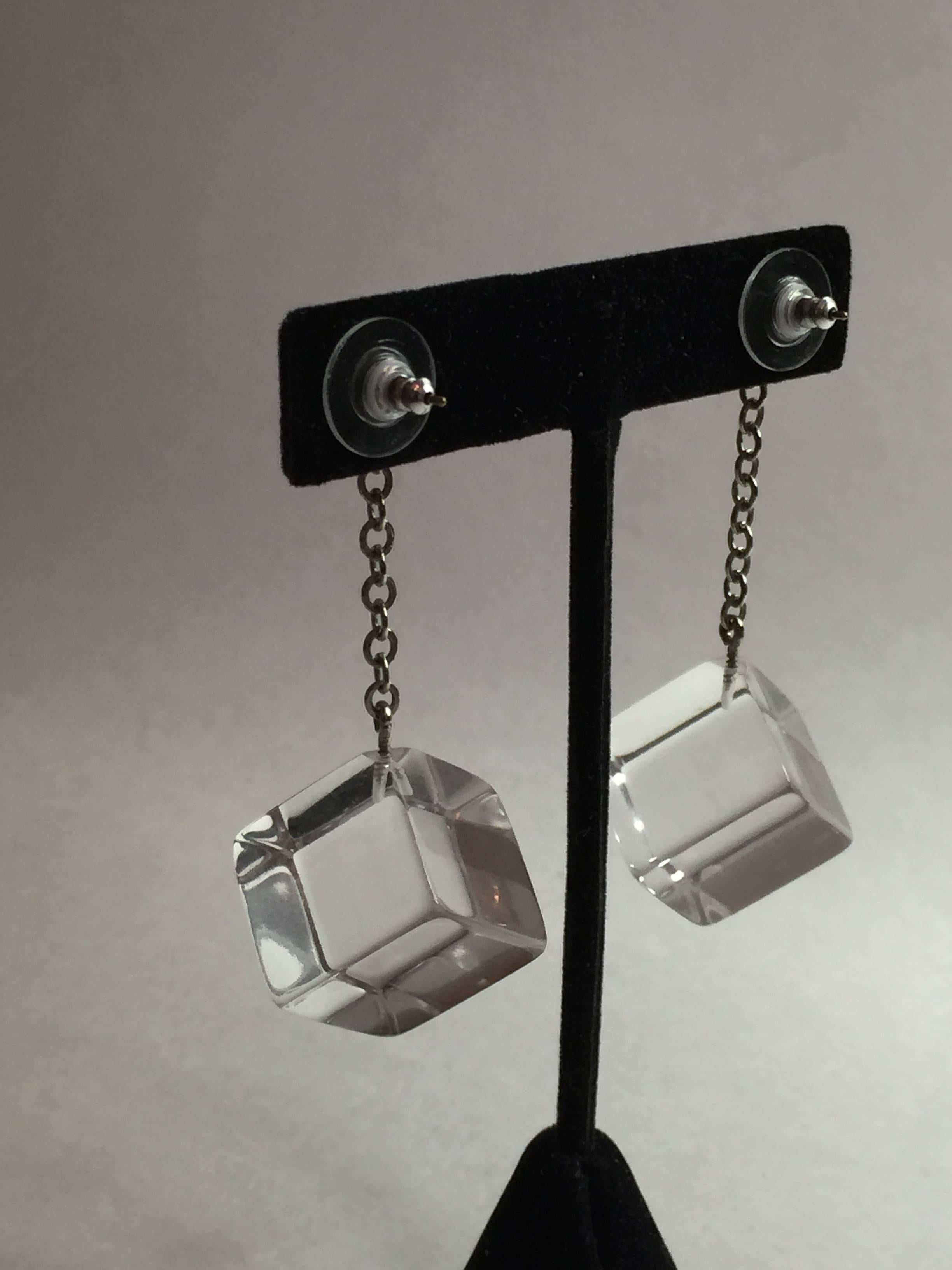 21st C JUDITH HENDLER Cube Drops on Silvertone Chain Drop Pierced Earrings In Excellent Condition In Palm Springs, CA