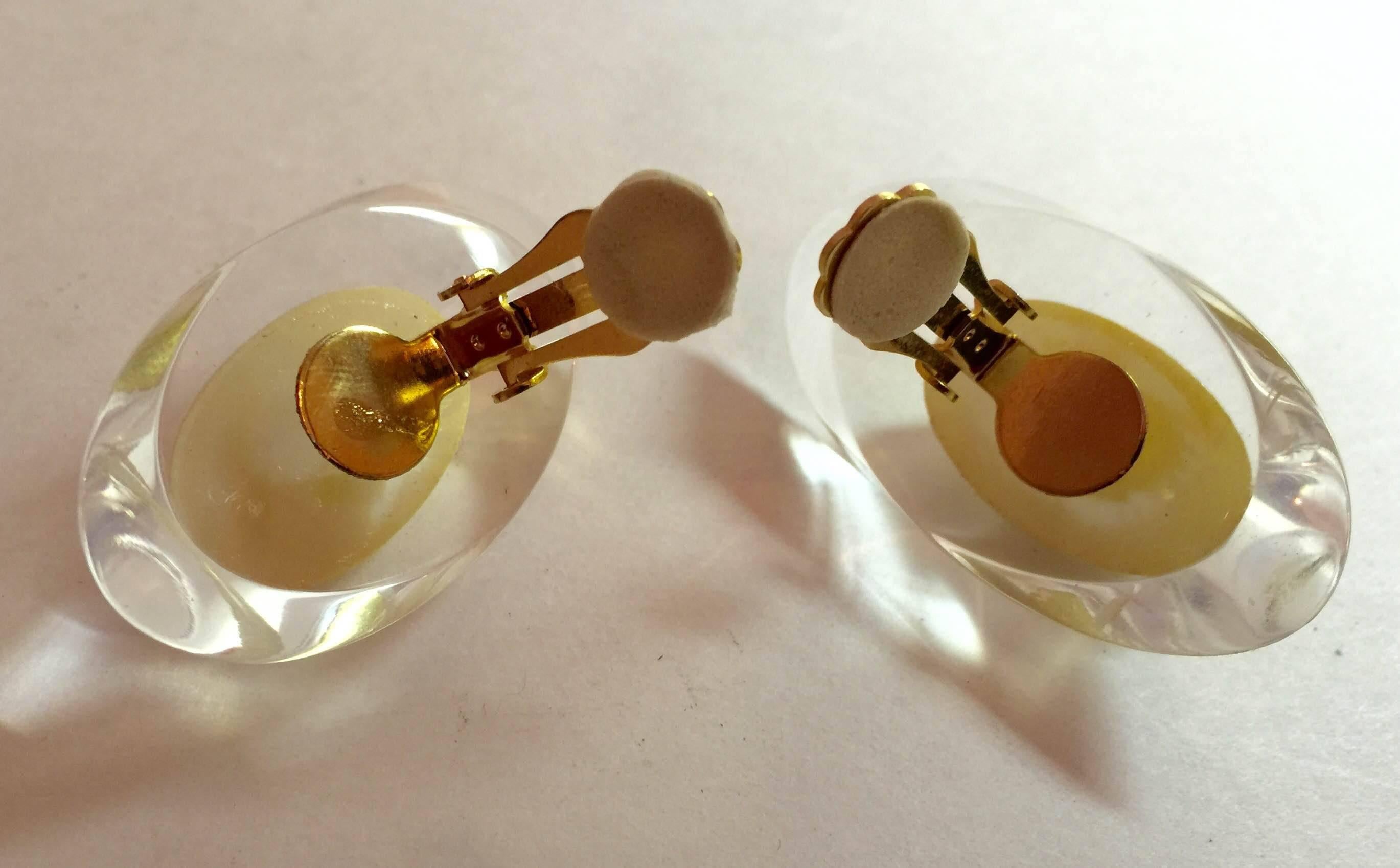1980s JUDITH HENDLERAcrylic and pearl Clip On Earrings In Excellent Condition For Sale In Palm Springs, CA