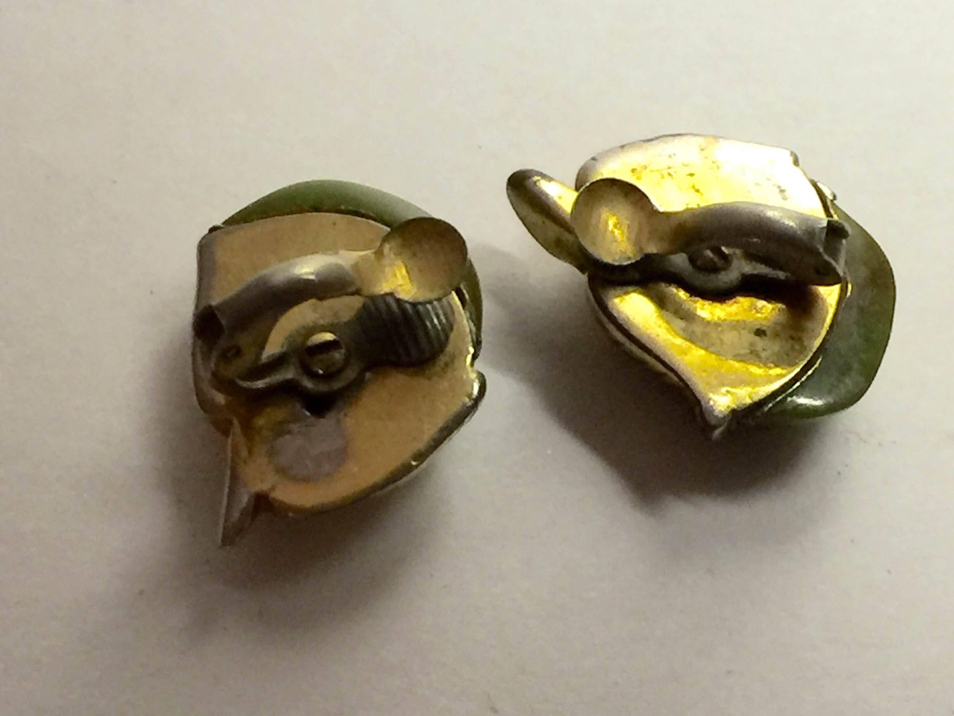 Canadian Clad 1930s Bakelite Clip On Earrings Green Fruits! In Excellent Condition For Sale In Palm Springs, CA