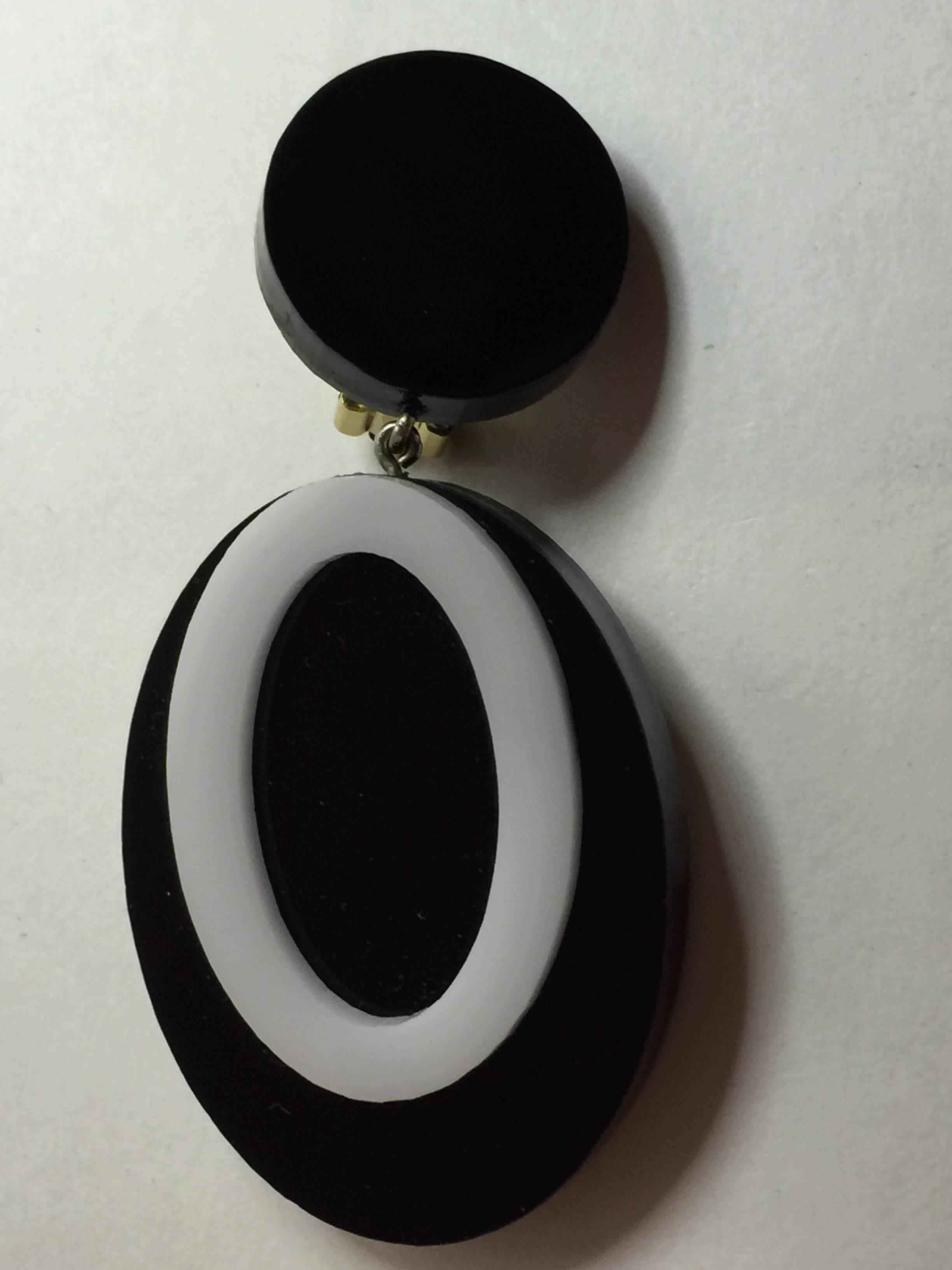 Women's 21st Century Black and White Lucite Acrylic Judith Hendler Drop Earrings For Sale