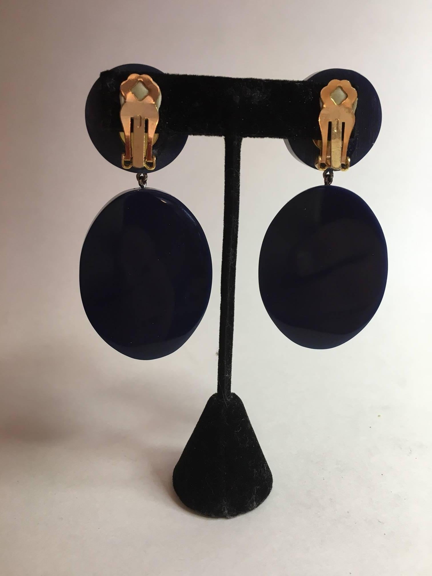 RARE Navy blue acrylic drop earrings by Judith Hendler are from the 1980s and have domed pearl embellishment.Large circular upper element with original clip backs suspend a large long oval element. Earrings have over 2