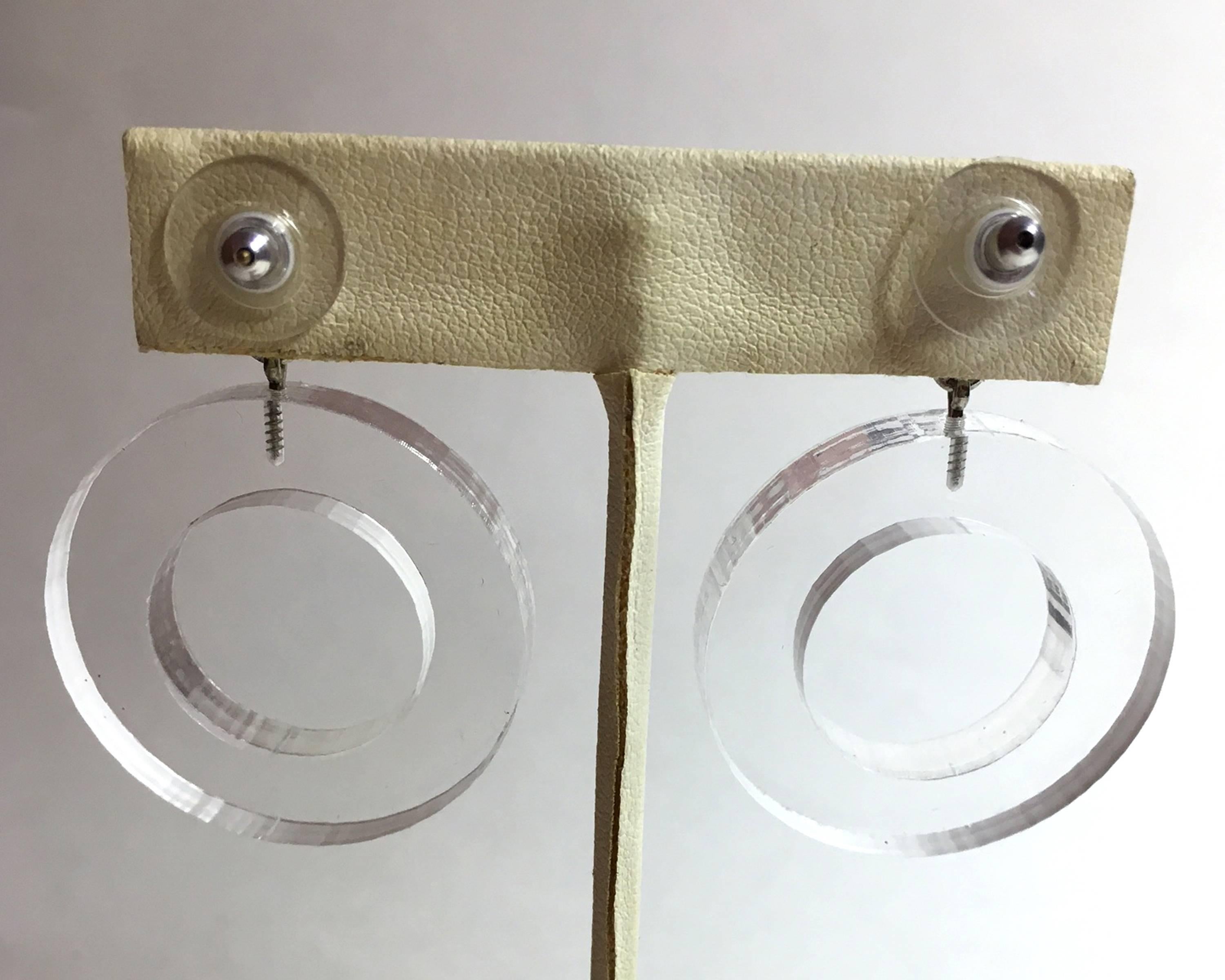 1980s JUDITH HENDLER Clear Acrylic Drop Circle earrings In Excellent Condition In Palm Springs, CA