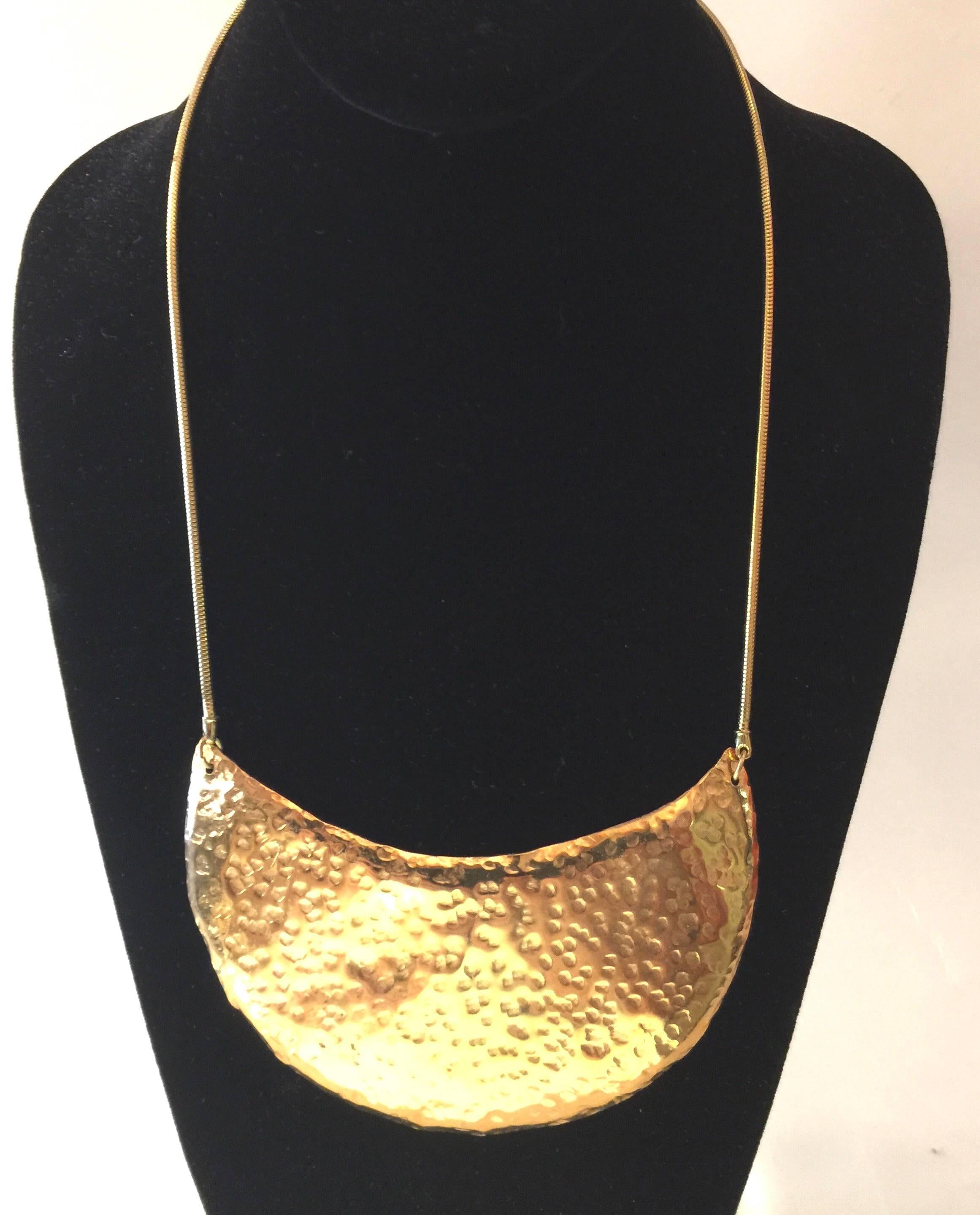 1970s DeLillo Hammered Brass Modernist Breastplate Necklace In Excellent Condition For Sale In Palm Springs, CA