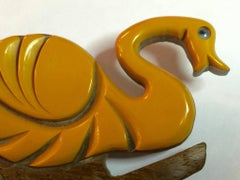 Broche cygne en bois stratifié et sculpté en bakélite crème des années 1930