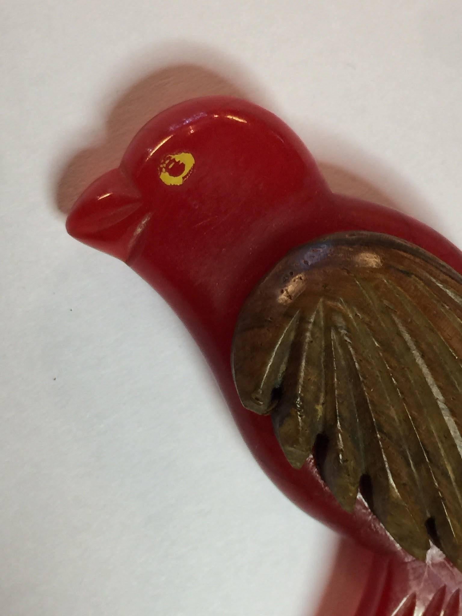 Women's or Men's 1930s Red Bakelite and Wood Laminated and Carved Bird Pin Brooch For Sale