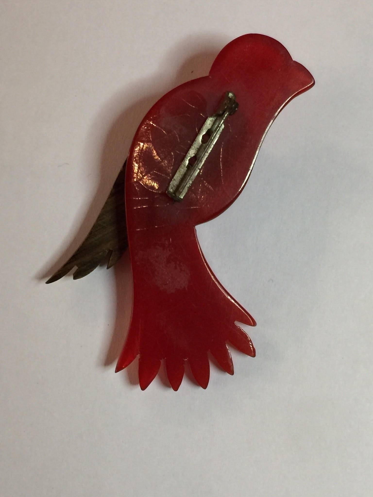 1930s Red Bakelite and Wood Laminated and Carved Bird Pin Brooch In Excellent Condition For Sale In Palm Springs, CA