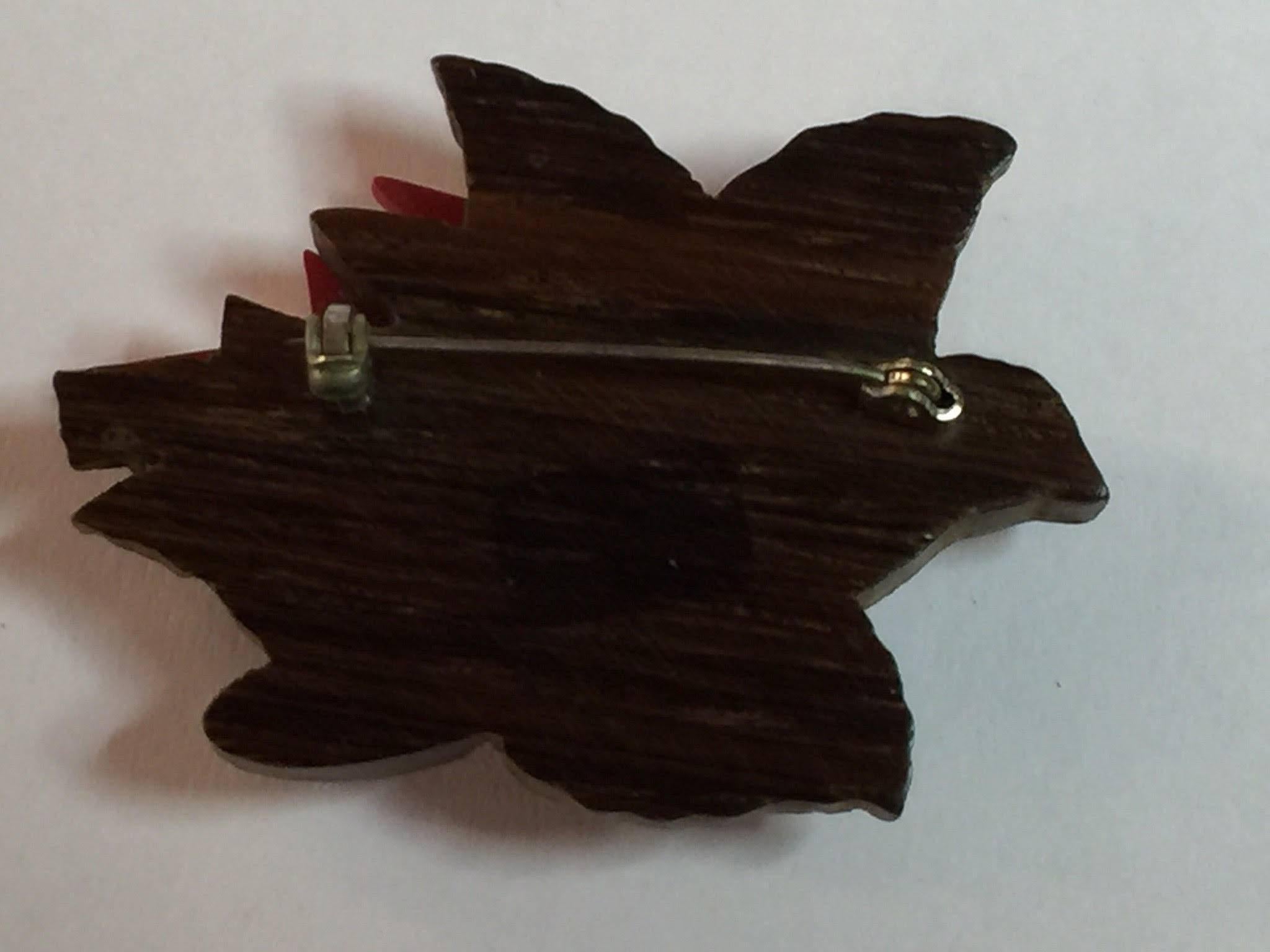 1930s Red Bakelite and Wood Laminated and Carved Bird Pin Brooch In Excellent Condition In Palm Springs, CA
