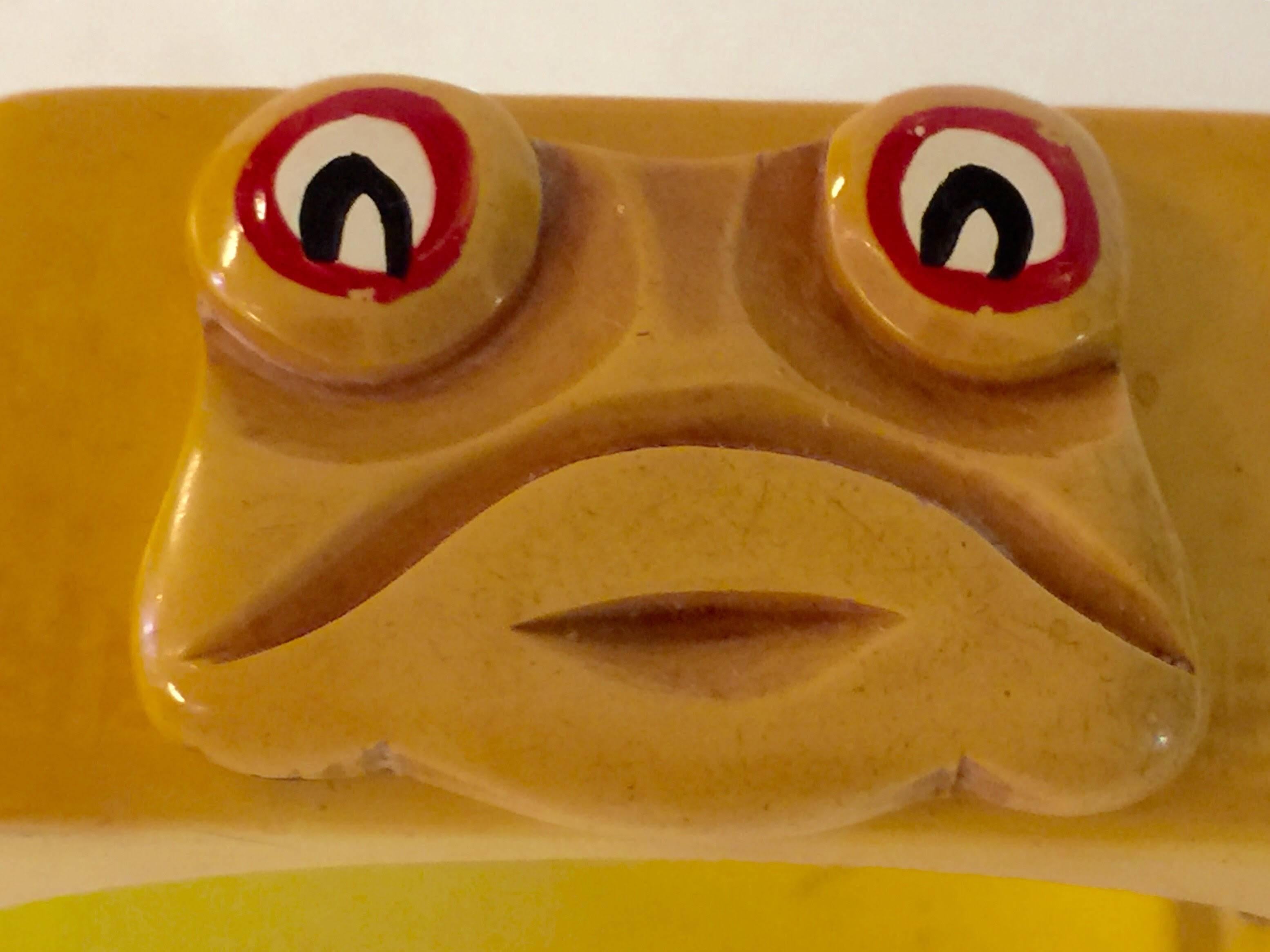 1930s Whimsical Cream Bakelite Frog Hinged Bracelet In Excellent Condition For Sale In Palm Springs, CA