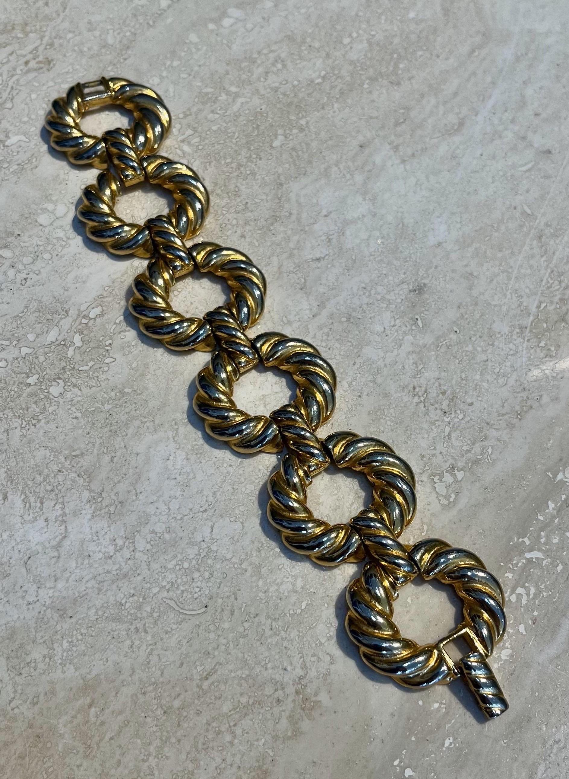 Dieses zweifarbige Armband von Vintage Kenneth Jay Lane ist ein atemberaubendes Schmuckstück, das Raffinesse mit zeitlosem Design verbindet. Kenneth Jay Lane, der für seine kühnen und glamourösen Schmuckkreationen bekannt ist, verwendet bei seinen