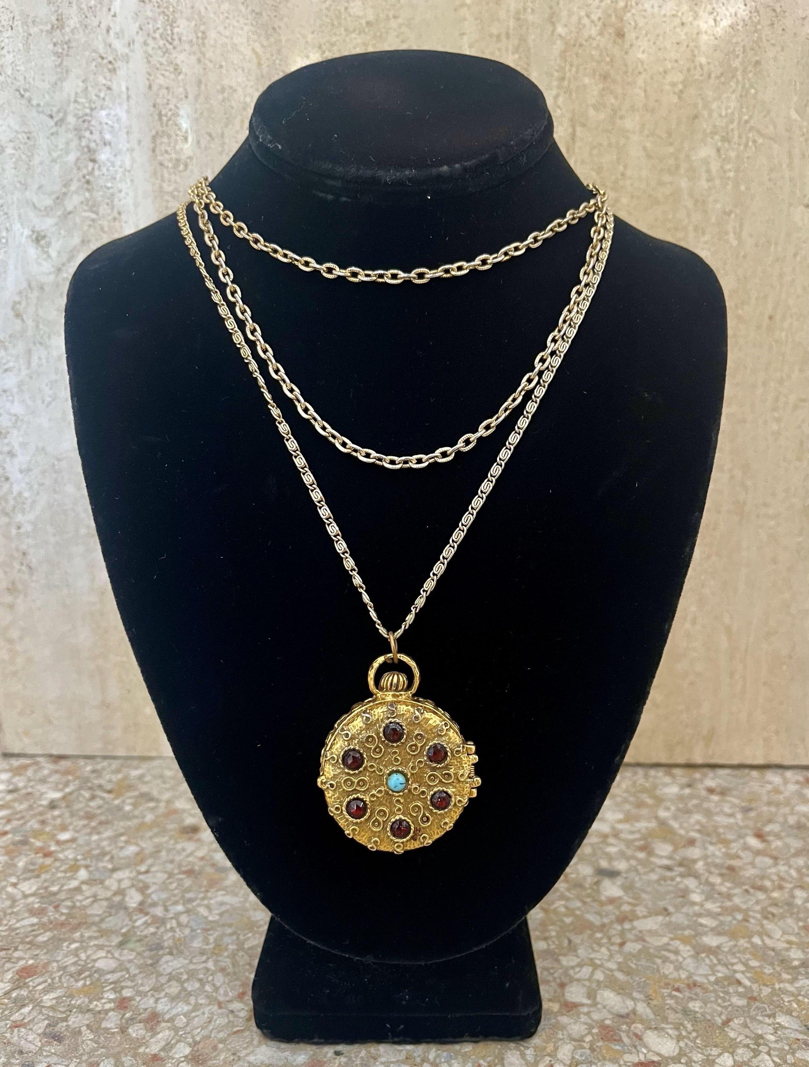Taille cabochon Collier multi-brins avec médaillon et boîte à pilules Goldette Vintage en vente