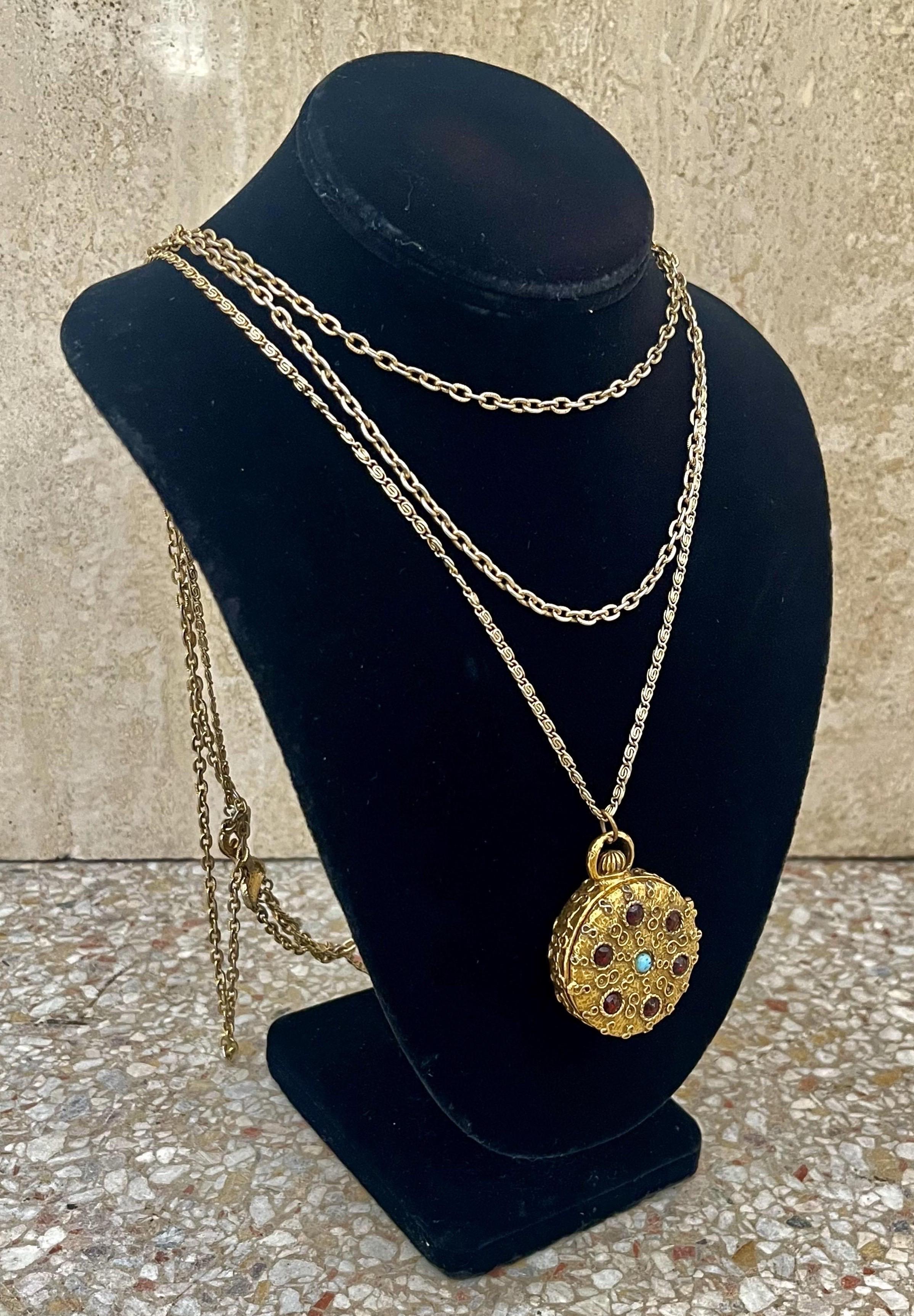 Collier multi-brins avec médaillon et boîte à pilules Goldette Vintage Bon état - En vente à Lake Worth Beach, FL