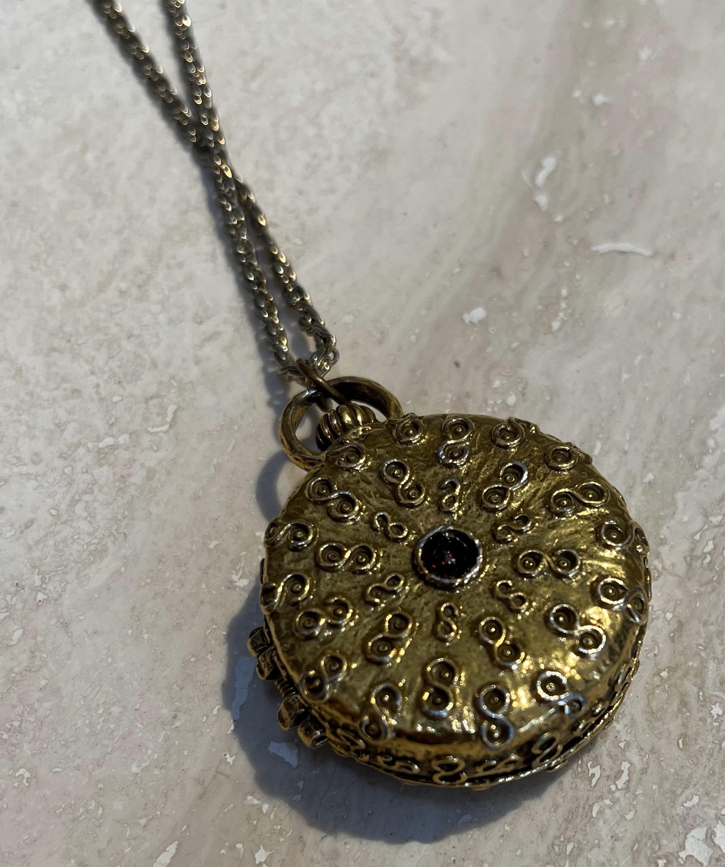 Collier multi-brins avec médaillon et boîte à pilules Goldette Vintage en vente 1
