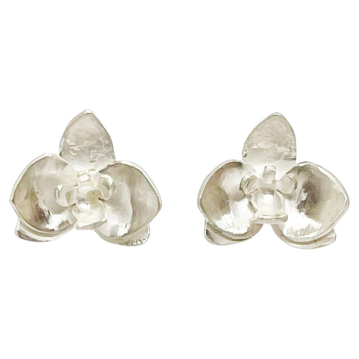 Orecchini con orchidea di Dolores Ortega in argento sterile