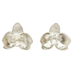 Orecchini con orchidea di Dolores Ortega in argento sterile