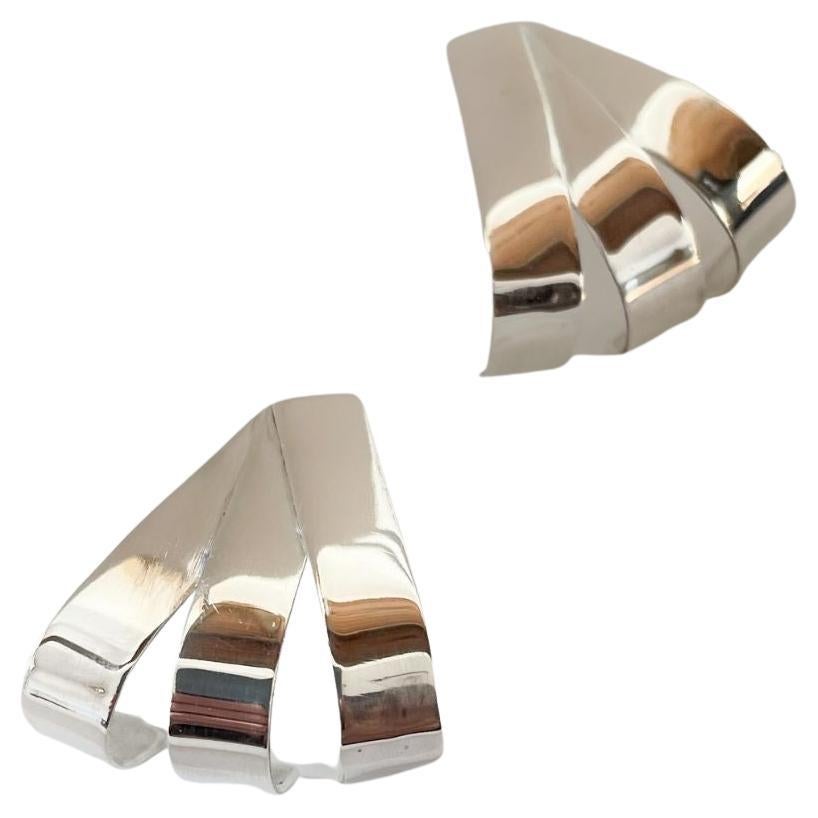 Celebrate artisanal craftsmanship with the Awana earrings, meticulously handmade in 925 sterling silver. Each earring features a refined organic design, inspired by the delicate balance between tradition and contemporary style. Their intermediate