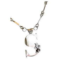 Collana con iniziali botaniche di Dolores Ortega in argento 925