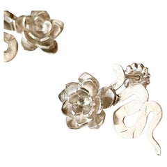 Orecchini con serpente e fiori di Dolores Ortega realizzati a mano in A. Silver