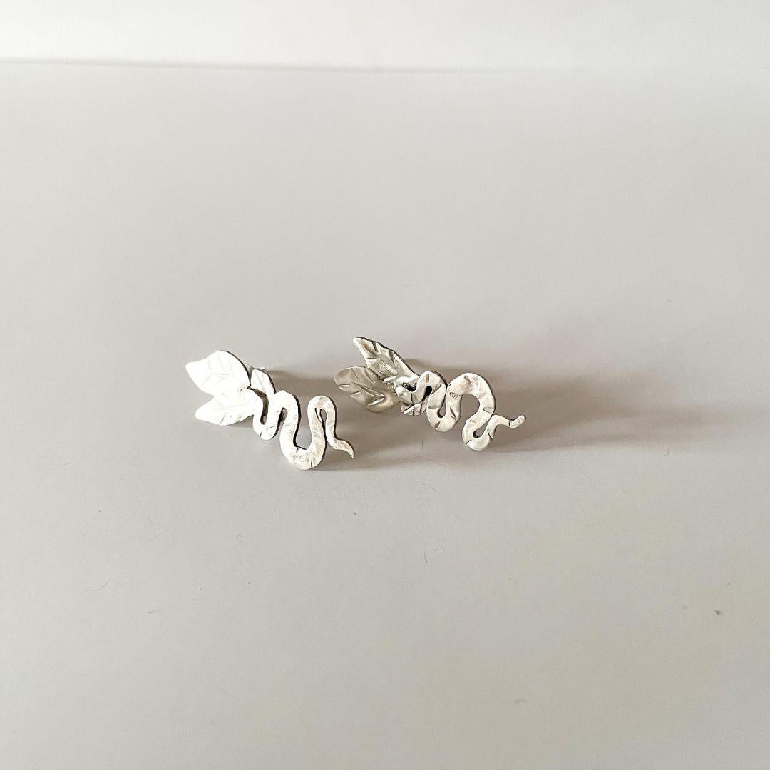 Dolores Ortega - Boucles d'oreilles en argent sterling faites à la main, serpent et feuilles Pour femmes en vente