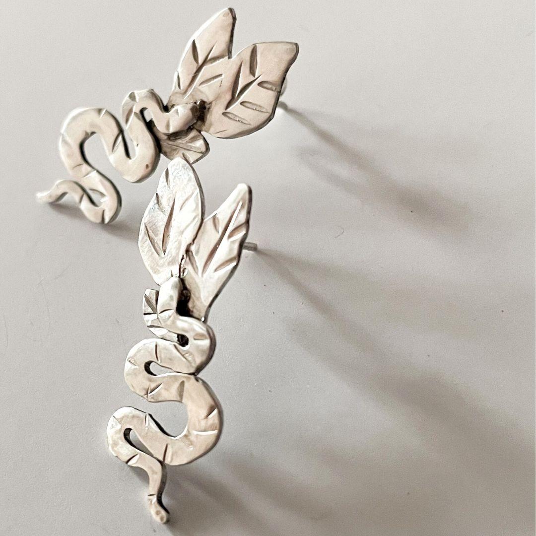 Contemporain Dolores Ortega - Boucles d'oreilles en argent sterling faites à la main, serpent et feuilles en vente