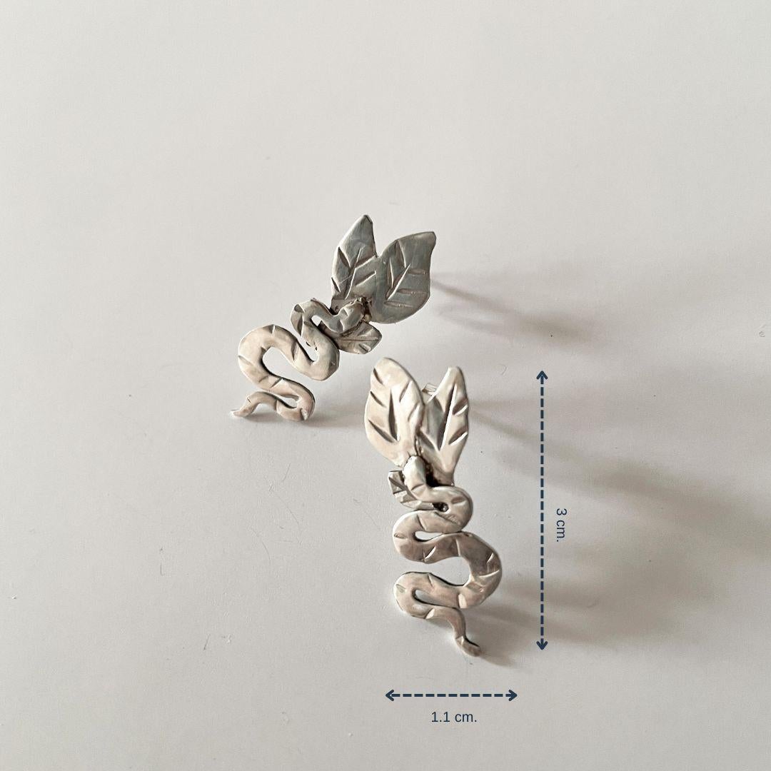 Dolores Ortega - Boucles d'oreilles en argent sterling faites à la main, serpent et feuilles en vente 1