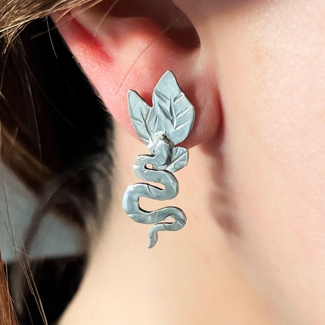 Dolores Ortega - Boucles d'oreilles en argent sterling faites à la main, serpent et feuilles en vente 3