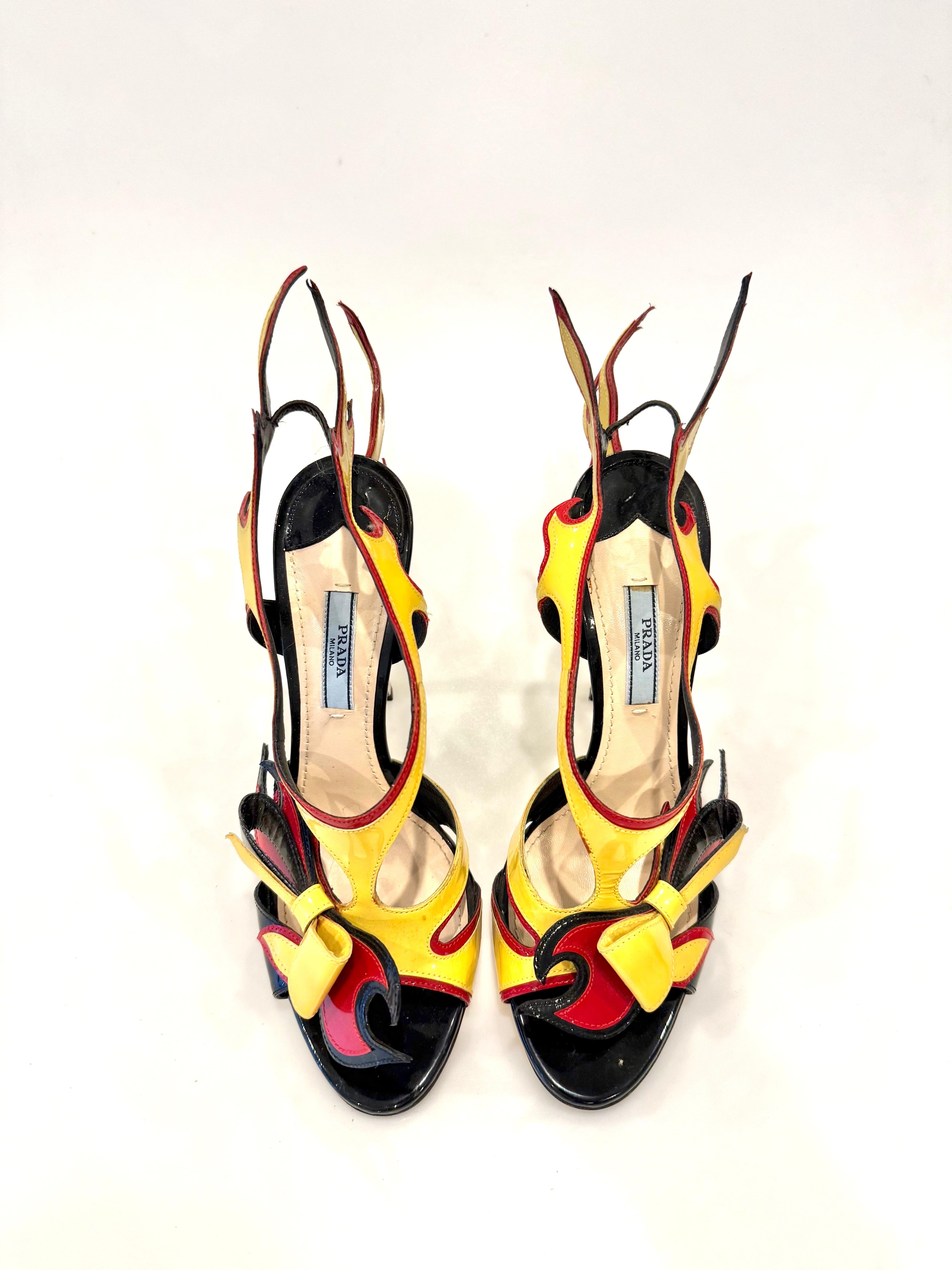 Prada Primavera 2012: tacchi a spillo in vernice infuocata  Taglia 38 In condizioni buone in vendita a Woodland Hills, CA