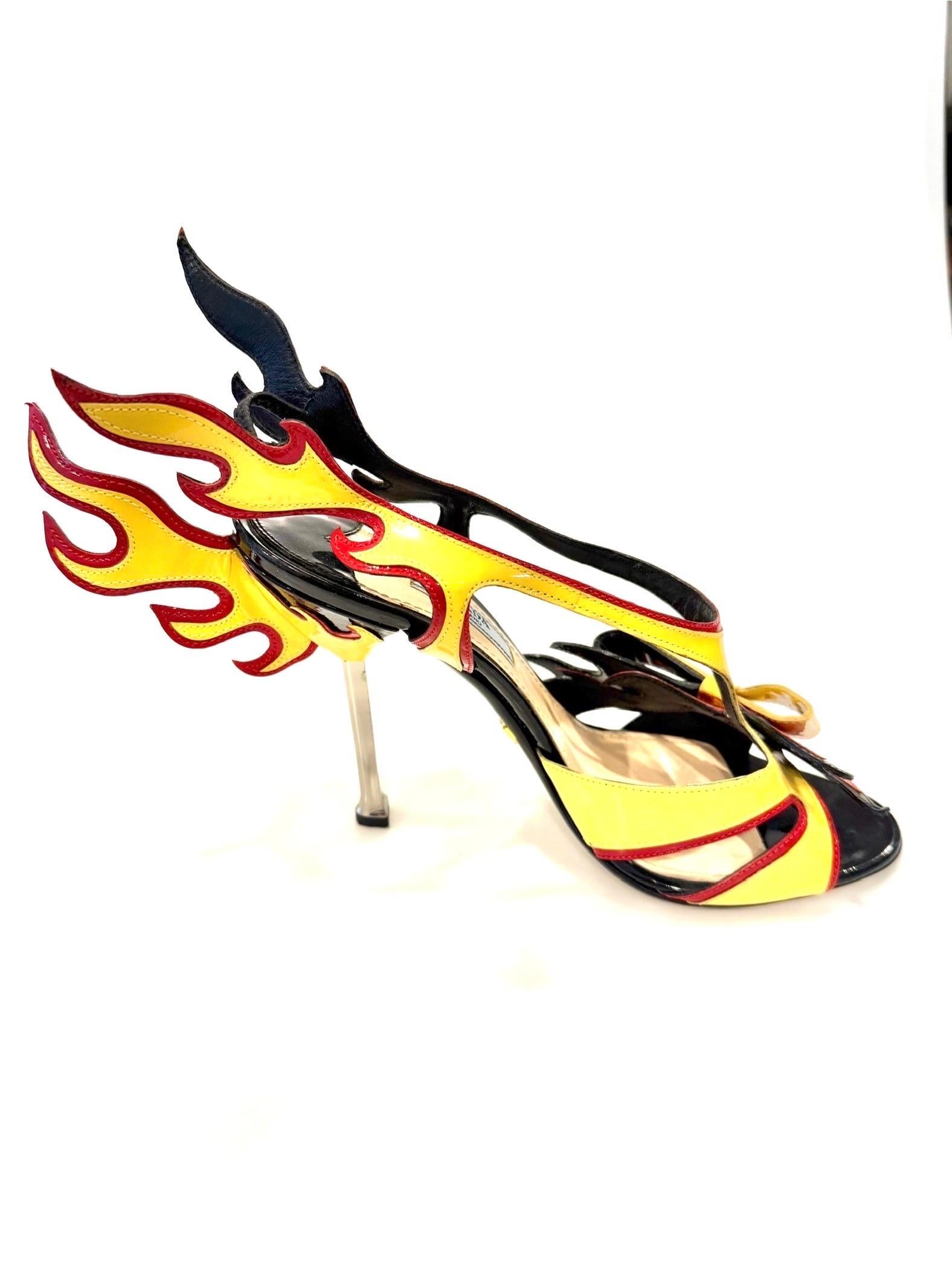 Donna Prada Primavera 2012: tacchi a spillo in vernice infuocata  Taglia 38 in vendita