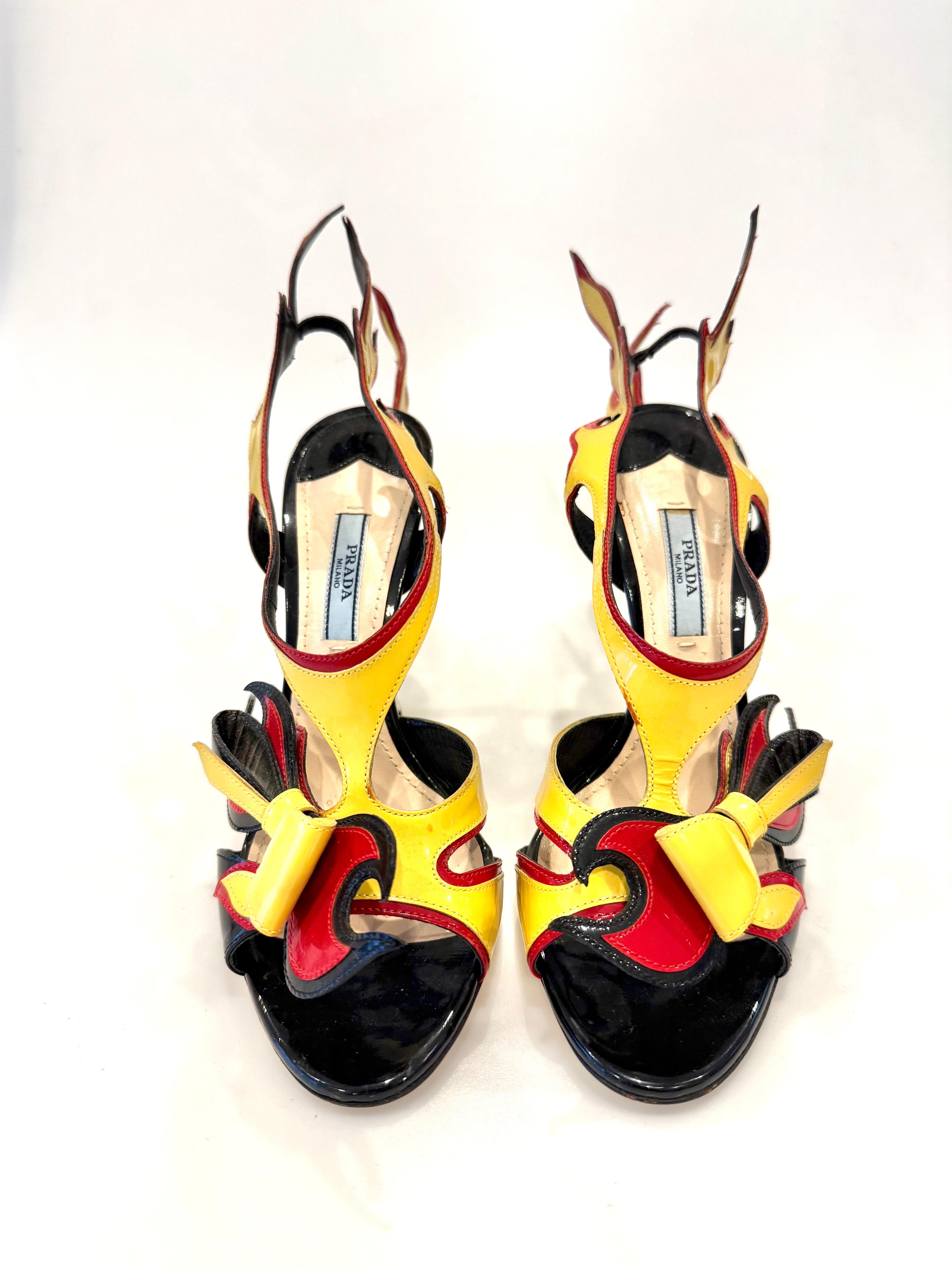 Prada Primavera 2012: tacchi a spillo in vernice infuocata  Taglia 38

Un vero e proprio pezzo da collezione e una delle scarpe da passerella più iconiche degli anni 2010, questi tacchi Prada Flame Heels sono una dichiarazione di stile impenitente.