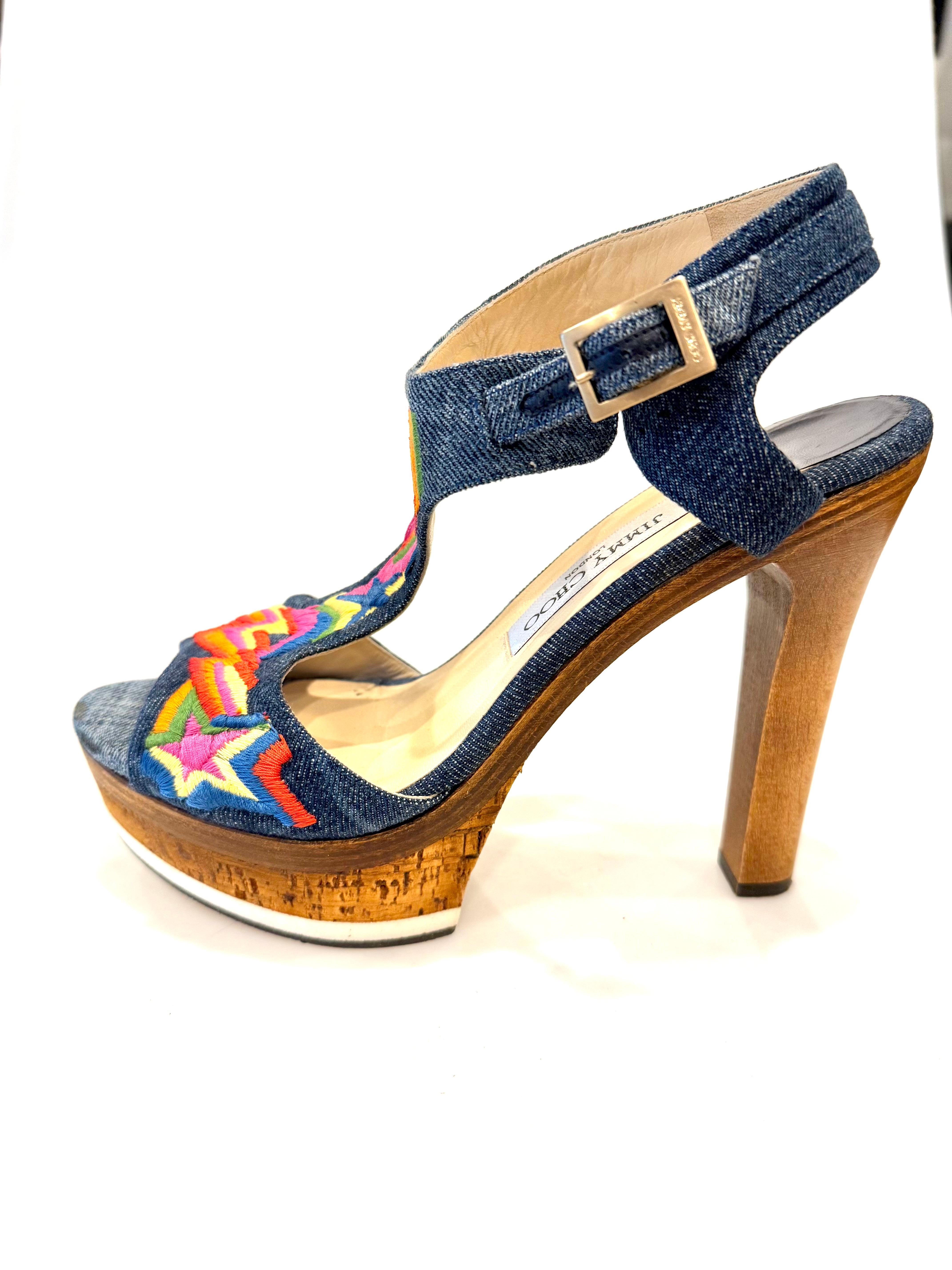 Jimmy Choo - Mules con zeppa in denim ricamato  Taglia 39 In condizioni ottime in vendita a Woodland Hills, CA