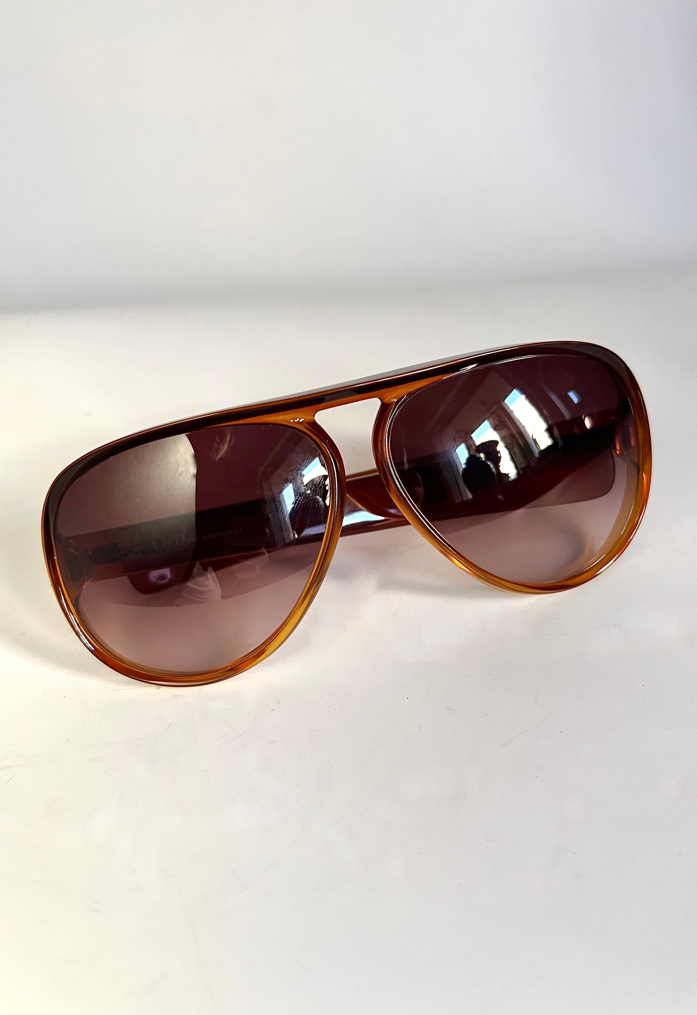 Rari occhiali vintage Christian Dior Monsieur Made in Austria, il modello è molto ricercato lo spessore delle stanghette laterali è 1,5 cm e lo spessore della montatura nelle parte superiore è di 1 cm. Le lenti sono ottiche da sole sfumate del