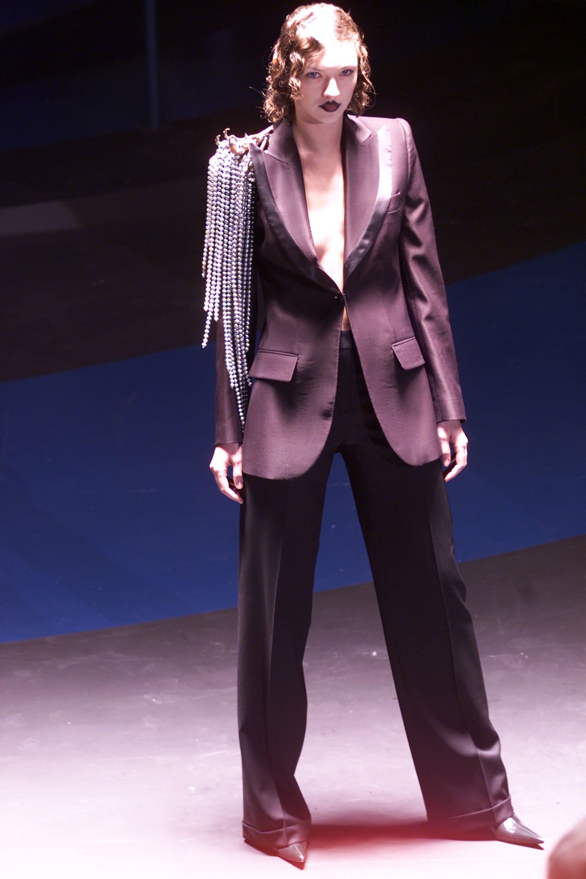 MARKE : ALEXANDER MCQUEEN

DESIGNER : ALEXANDER MCQUEEN

JAHR/JAHRZEHNT : HERBST/WINTER 2001

GRÖSSE : 40 PASST M

HERGESTELLT IN : ITALIEN

ZUSAMMENSETZUNG : 100% WOLLE

ZUSTAND: AUSGEZEICHNET

HINWEIS : 