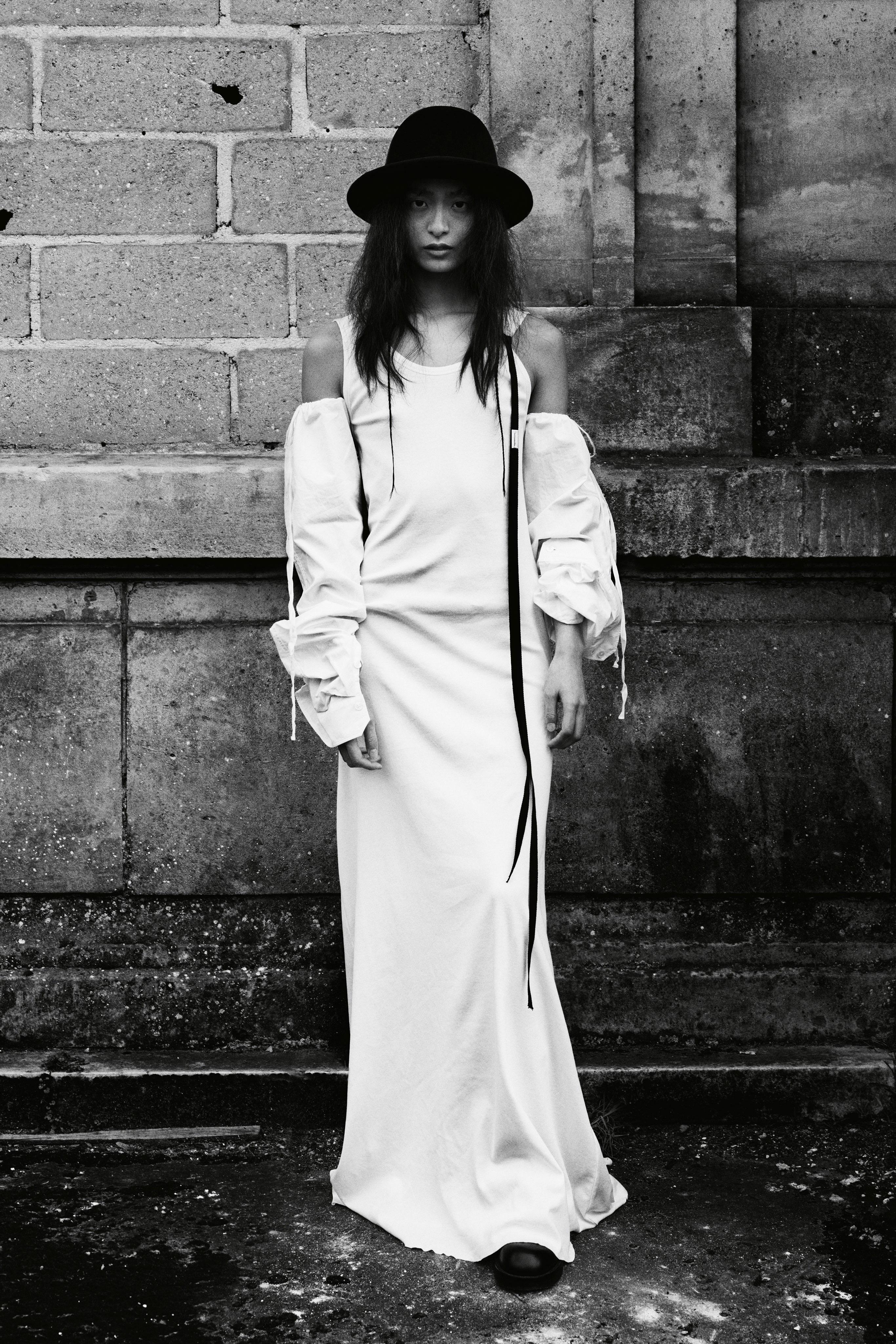 BRAND : ANN DEMEULEMEESTER

DESIGNER : GHOST TEAM

YEAR/DECADE : FALL/WINTER 2021

SIZE : 34 FITS FROM XS TO M

MADE IN : PORTUGAL

COMPOSITION : 100% COTTON

CONDITION : VERY GOOD

NOTE : SEEN ON THE LOOKBOOK

Mannequin is a size S.