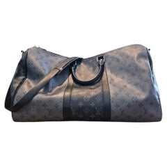 Louis Vuitton Keepall Bandoulière 50, lona recubierta con el estampado Monogram Reverse Eclipse de LV
