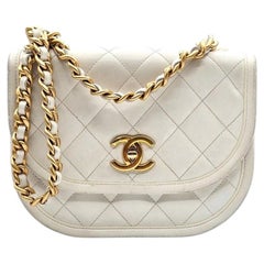 Borsa a tracolla Chanel con patta, modello Messenger trapuntato, in pelle di agnello bianca con dettagli dorati
