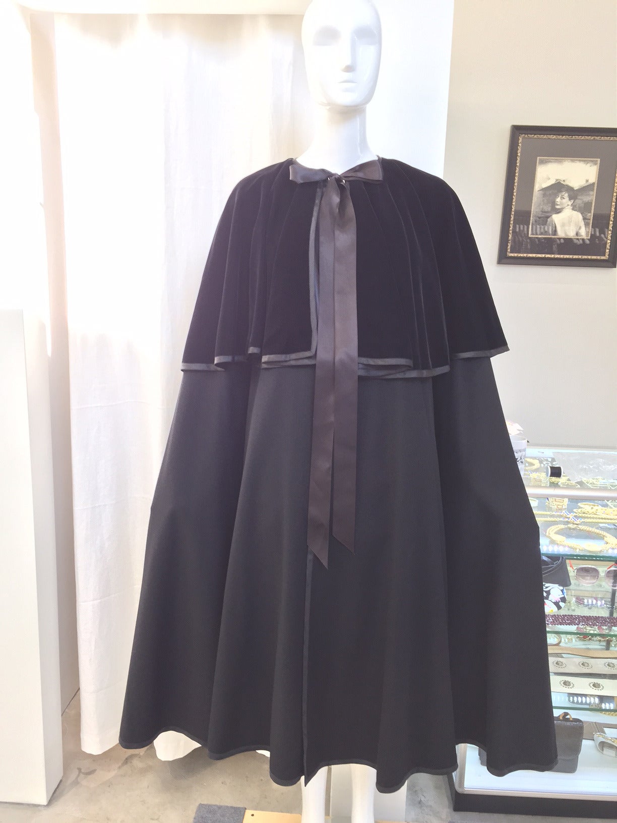 70s SAINT LAURENT black wool and velvet cape with black silk ribbon.
Condition : Excellent
All size