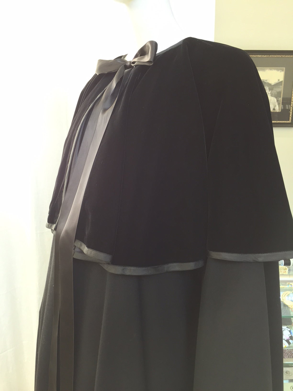 1970s SAINT LAURENT black wool and velvet cape In Excellent Condition In Beverly Hills, CA