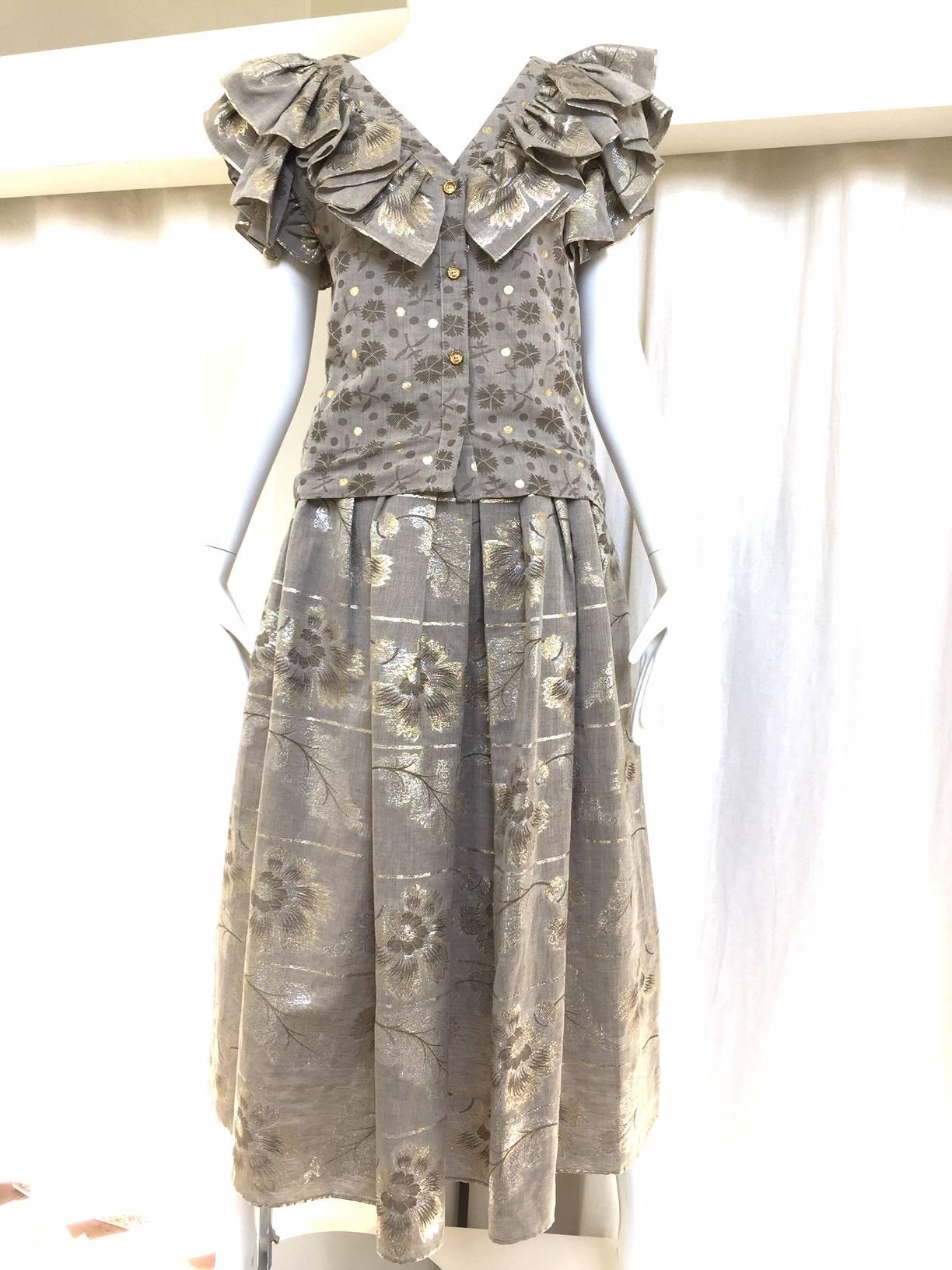 70s Oscar De La Renta grey and gold metallic linen 2 pcs.
Blouse measurement: Bust: 36
Skirt waist: 26